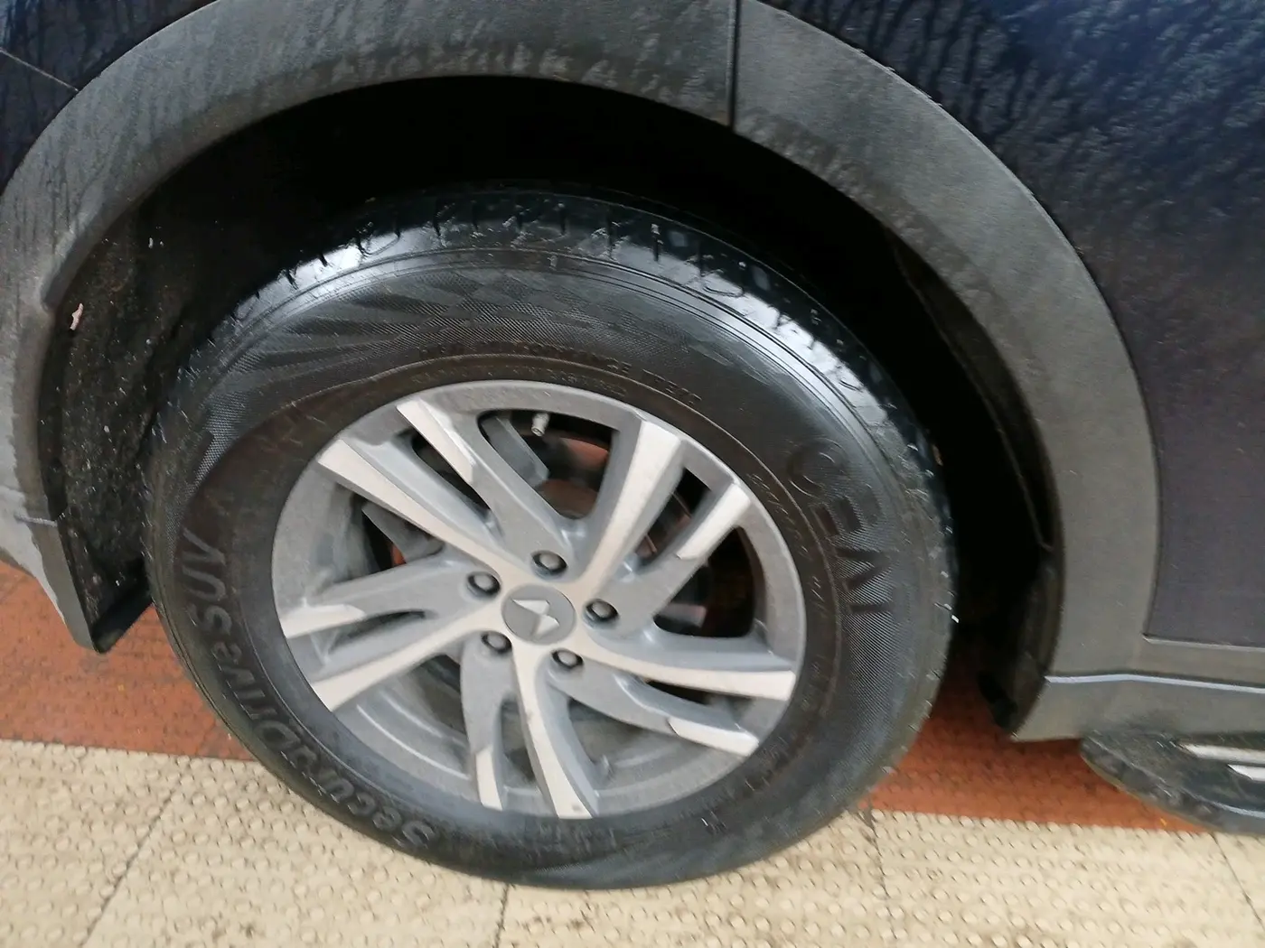 2023 Mahindra XUV700 AX 5 D AT 7 STR, Diesel, Automatic, 1,09,553 km, tyre