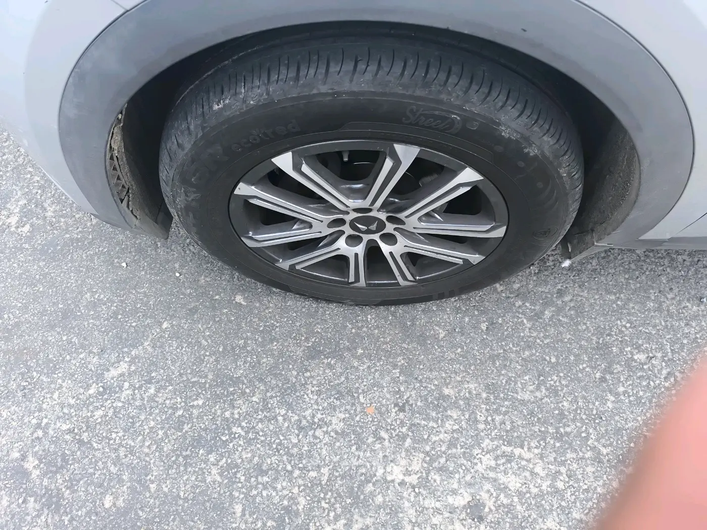 2021 Mahindra XUV700 AX 7 P AT 7 STR, Petrol, Automatic, 47,307 km, tyre