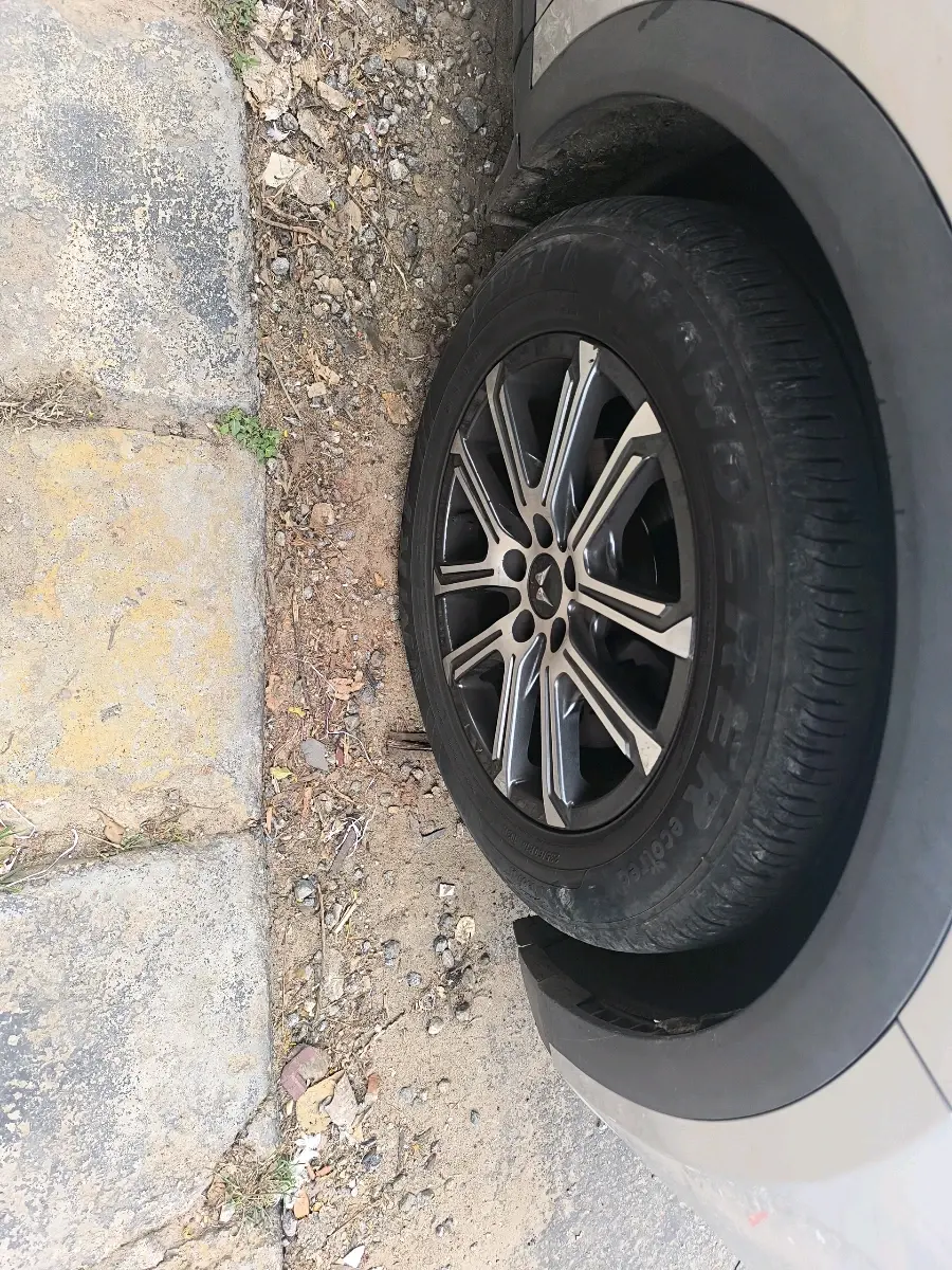 2021 Mahindra XUV700 AX 7 P AT 7 STR, Petrol, Automatic, 47,307 km, tyre