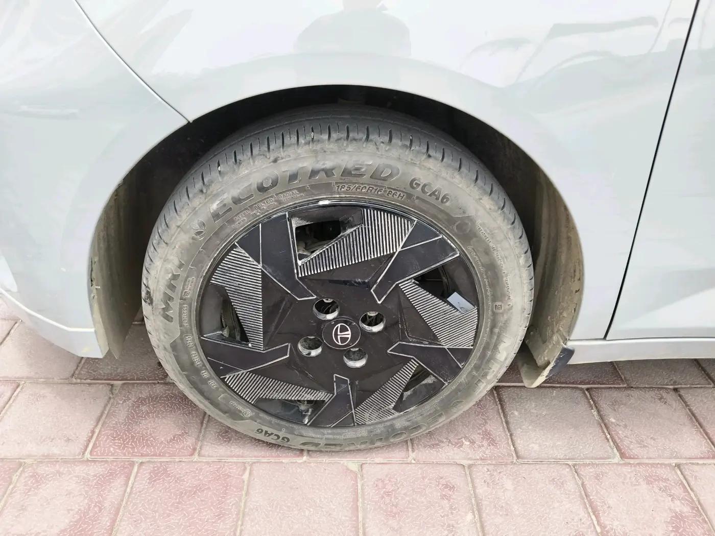 2025 Tata ALTROZ Creative Petrol 5AMT, Petrol, Automatic, 4,416 km, tyre