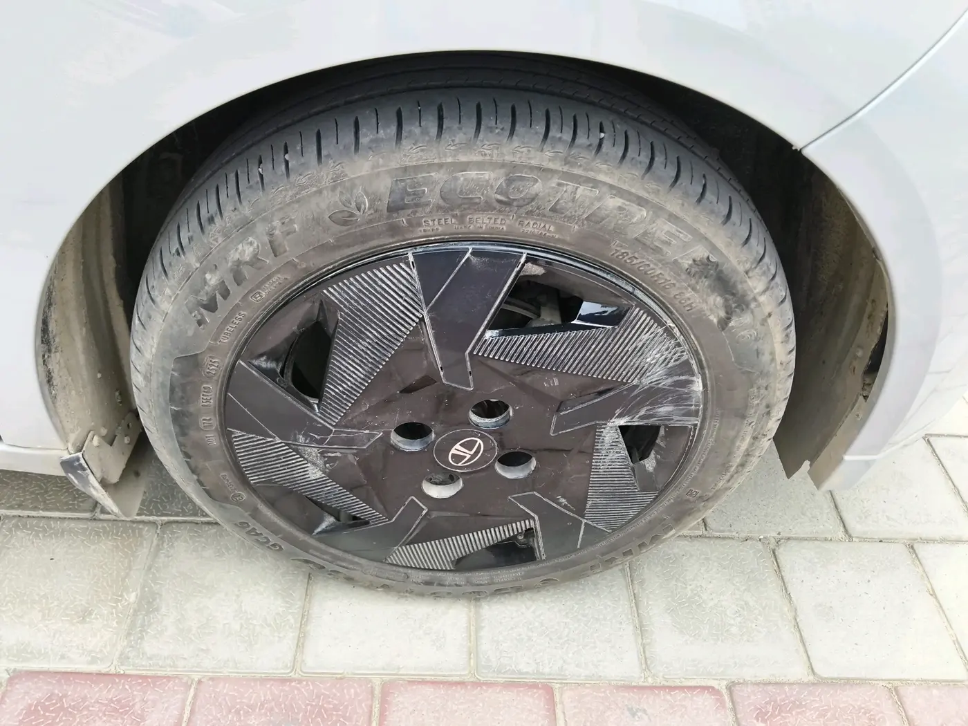 2025 Tata ALTROZ Creative Petrol 5AMT, Petrol, Automatic, 4,416 km, tyre