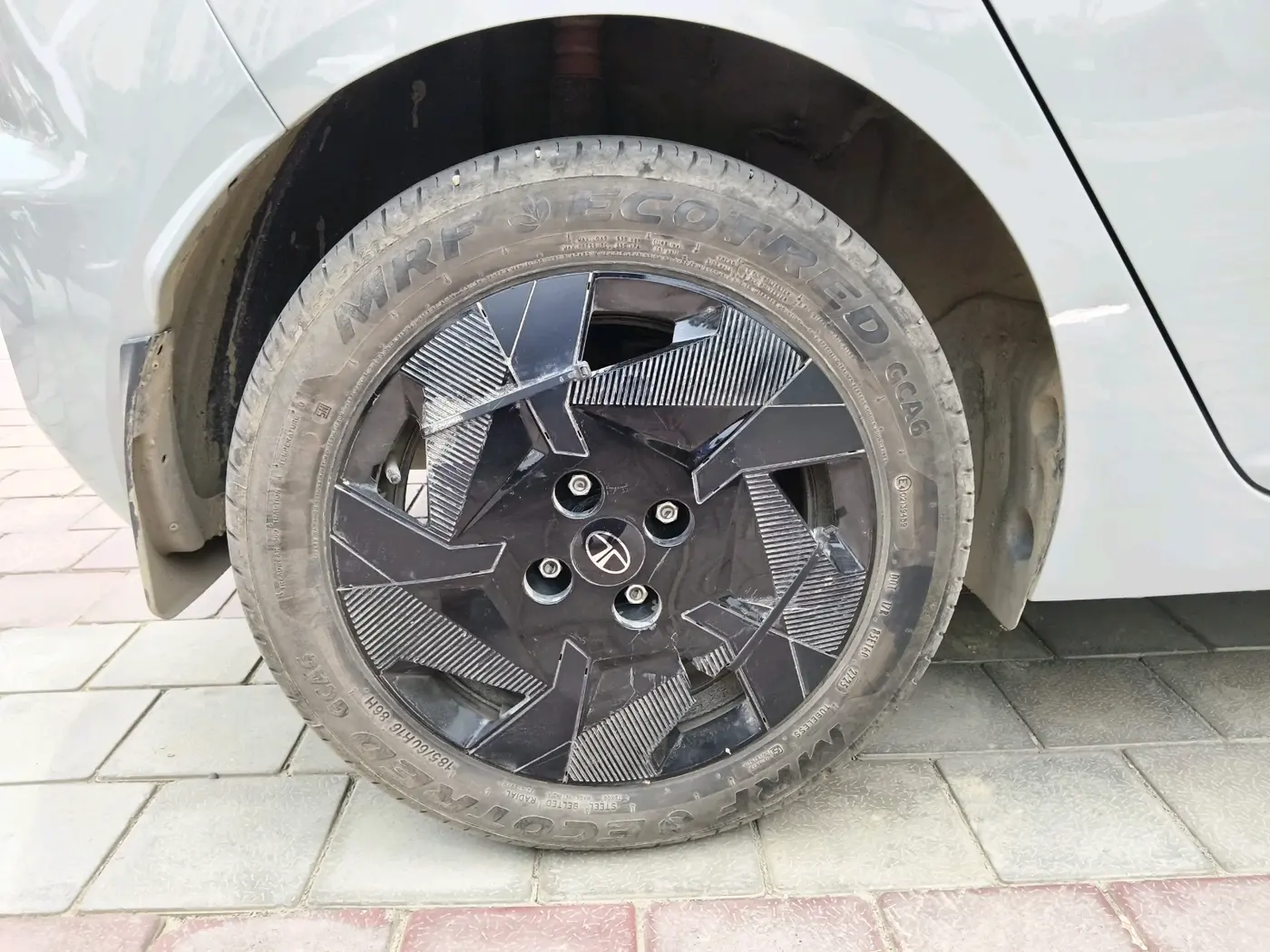 2025 Tata ALTROZ Creative Petrol 5AMT, Petrol, Automatic, 4,416 km, tyre