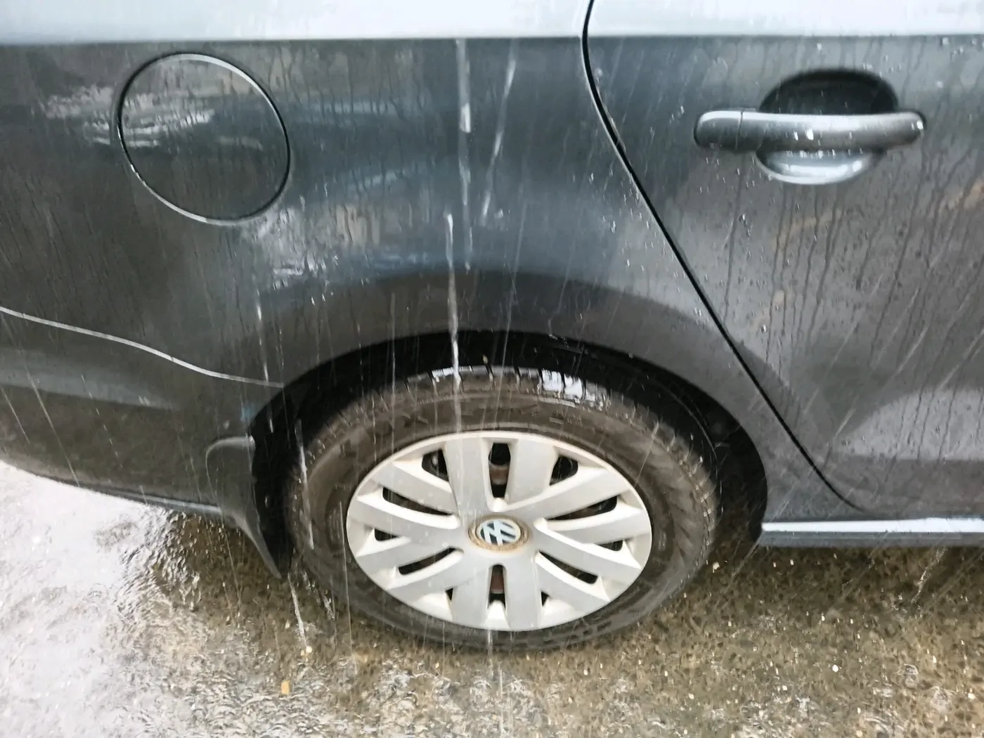 2015 Volkswagen Vento HIGHLINE PETROL AT, Petrol, Automatic, 1,48,257 km, tyre