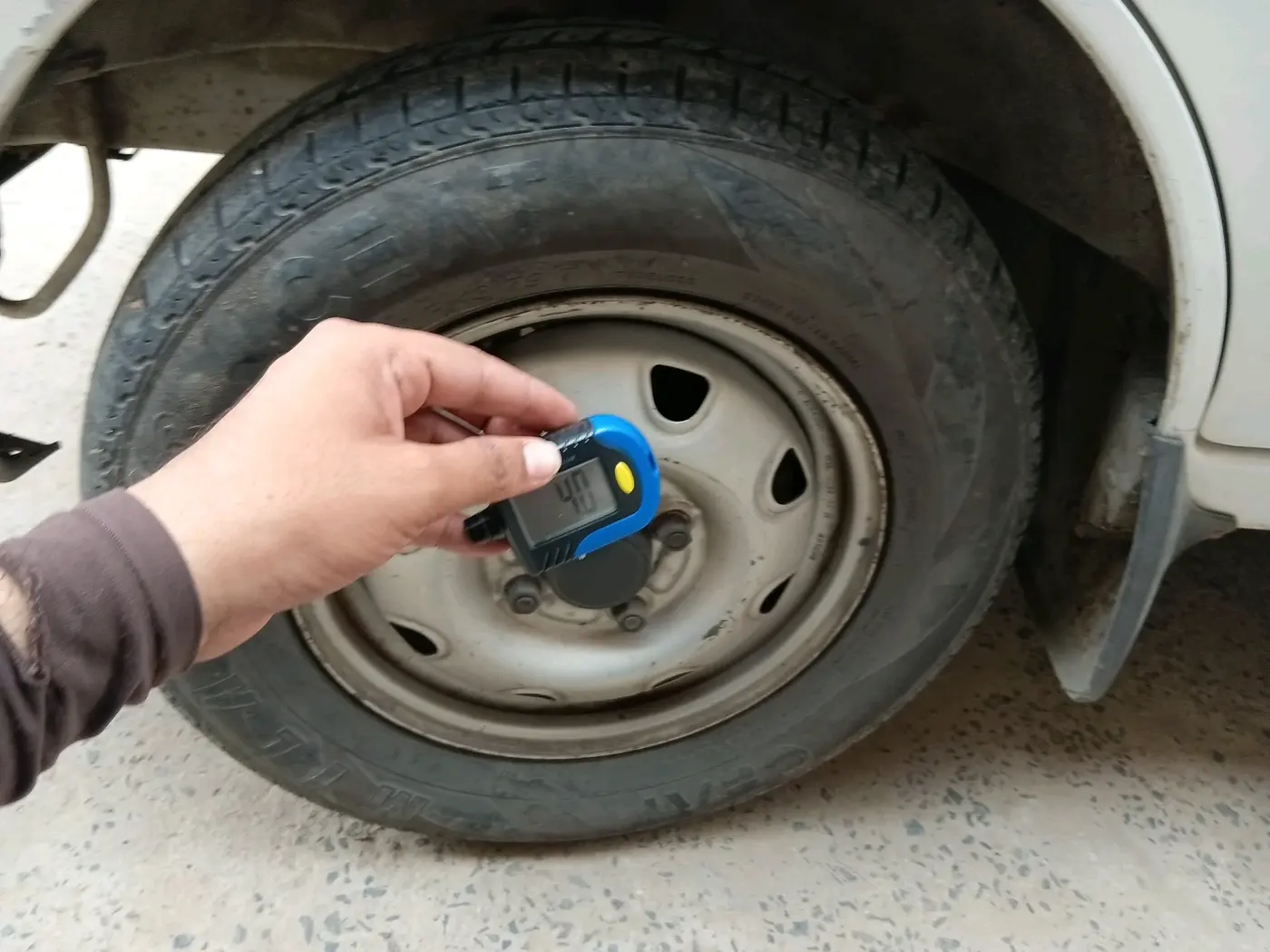 2014 Maruti Eeco 5 STR CNG WITH HTR, CNG, Manual, 2,00,640 km, tyre