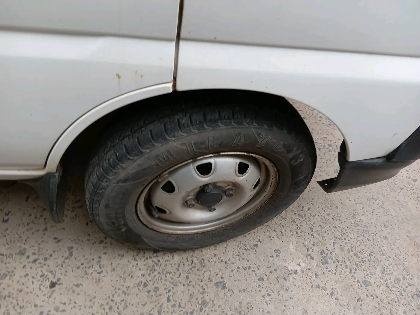 2014 Maruti Eeco 5 STR CNG WITH HTR, CNG, Manual, 2,00,640 km, tyre