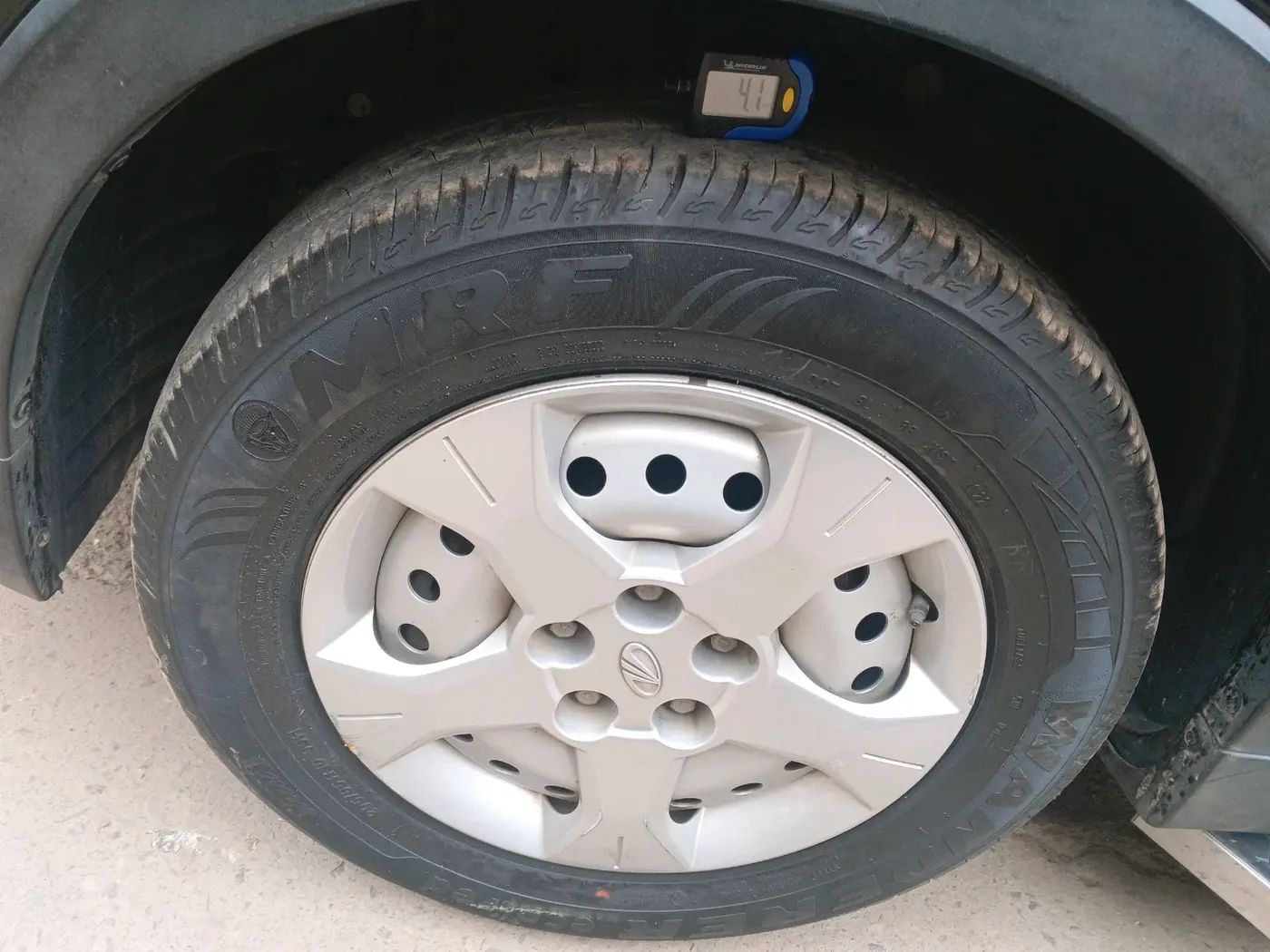 2022 Mahindra XUV300 W4 1.2 PETROL, Petrol, Manual, 33,939 km, tyre