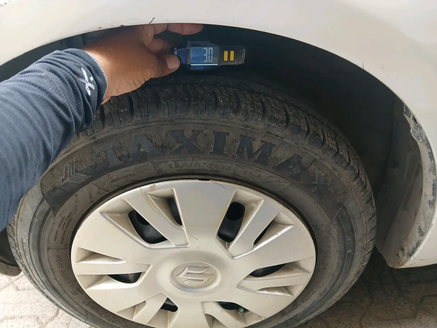 2013 Maruti Swift VXI, Petrol, Manual, 82,426 km, tyre