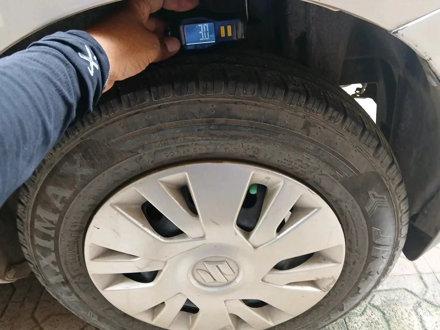 2013 Maruti Swift VXI, Petrol, Manual, 82,426 km, tyre