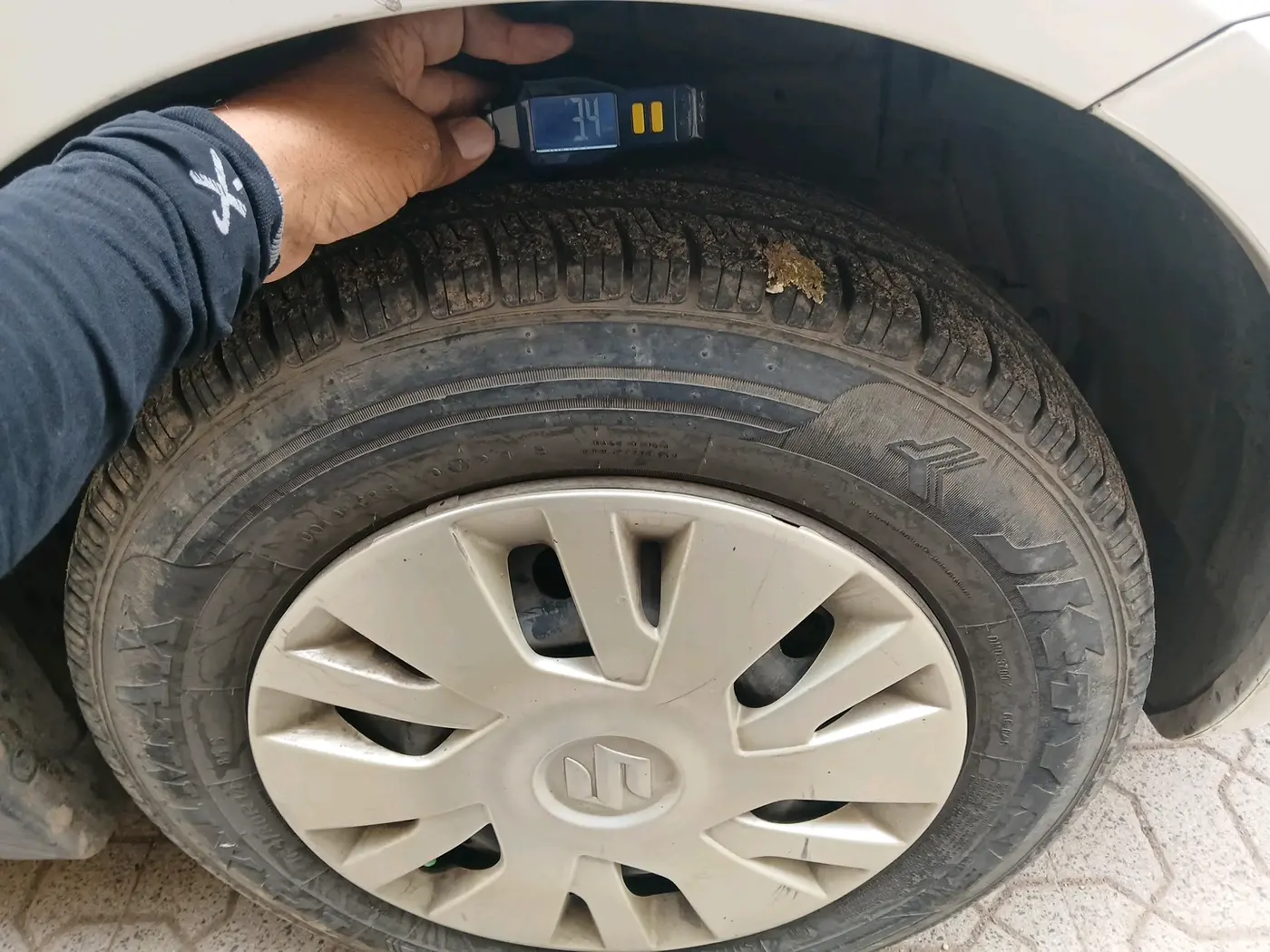 2013 Maruti Swift VXI, Petrol, Manual, 82,426 km, tyre