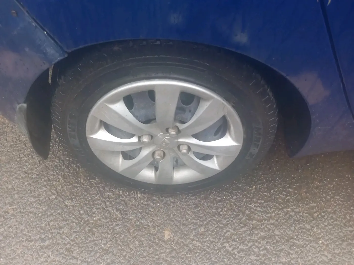 2012 Hyundai Eon MAGNA +, Petrol, Manual, 1,02,784 km, tyre