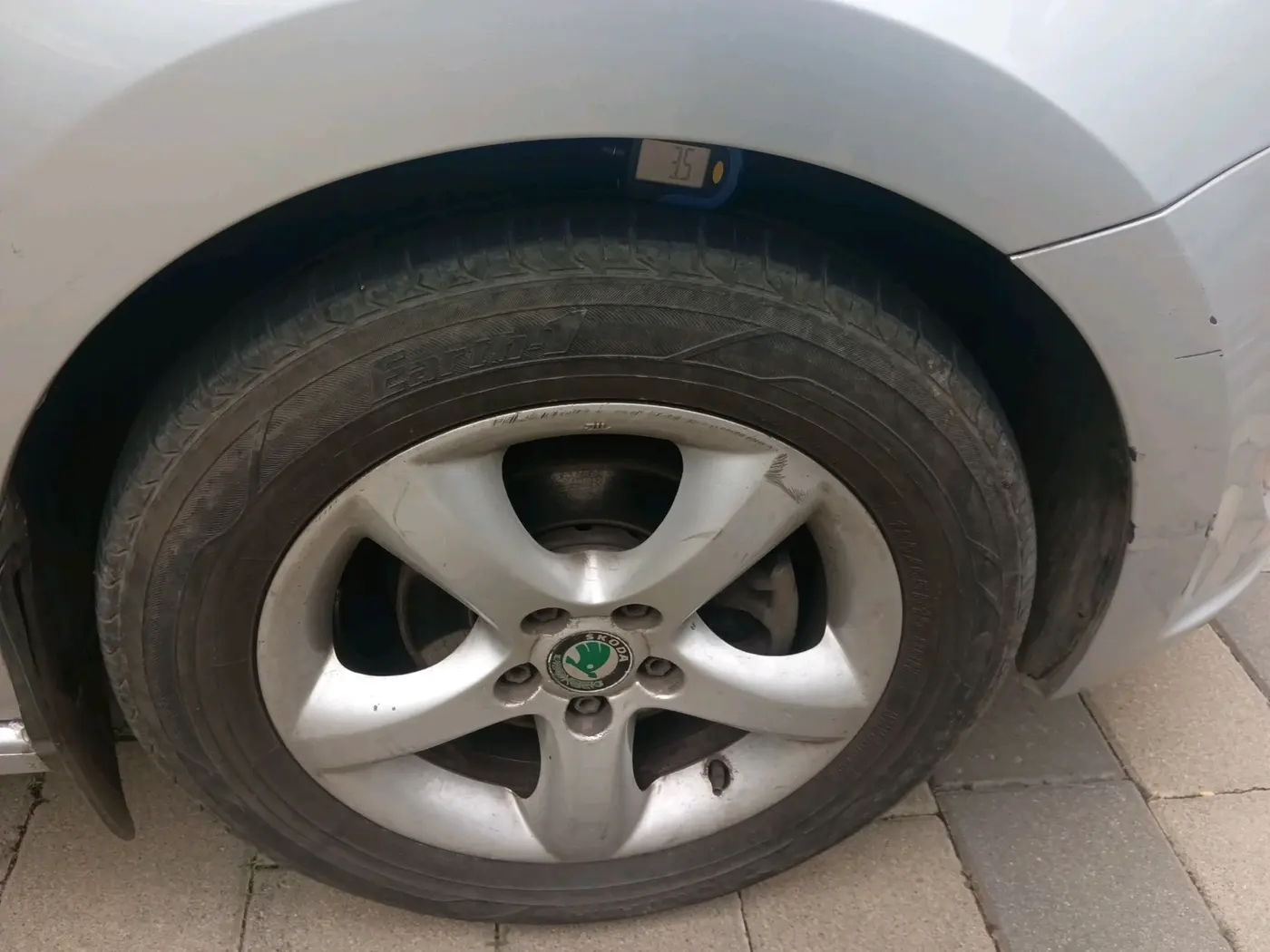 2013 Skoda Rapid AMBITION 1.6 TDI CR MT, Diesel, Manual, 98,127 km, tyre