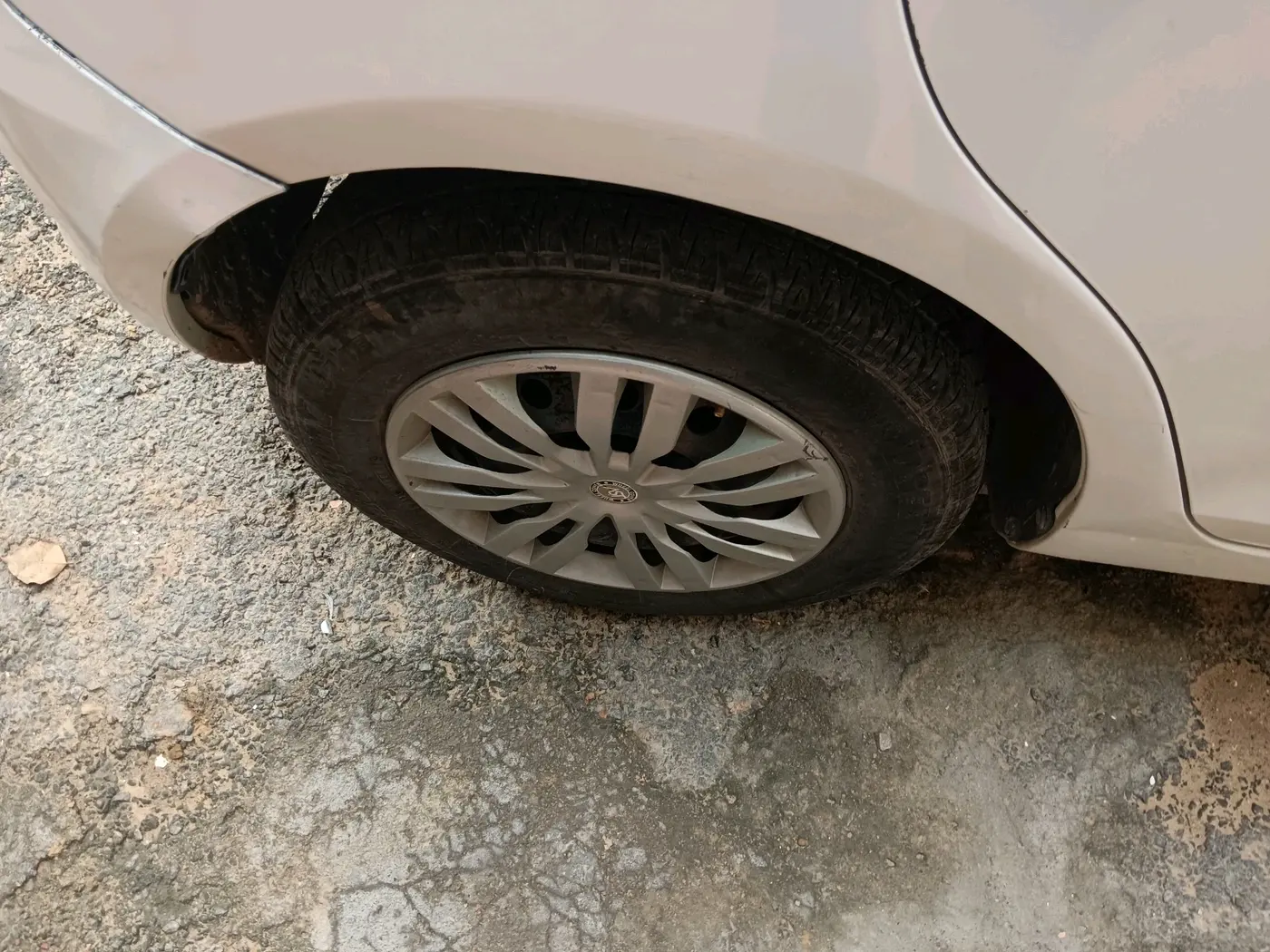 2015 Maruti Swift VXI, Petrol, Manual, 1,07,941 km, tyre