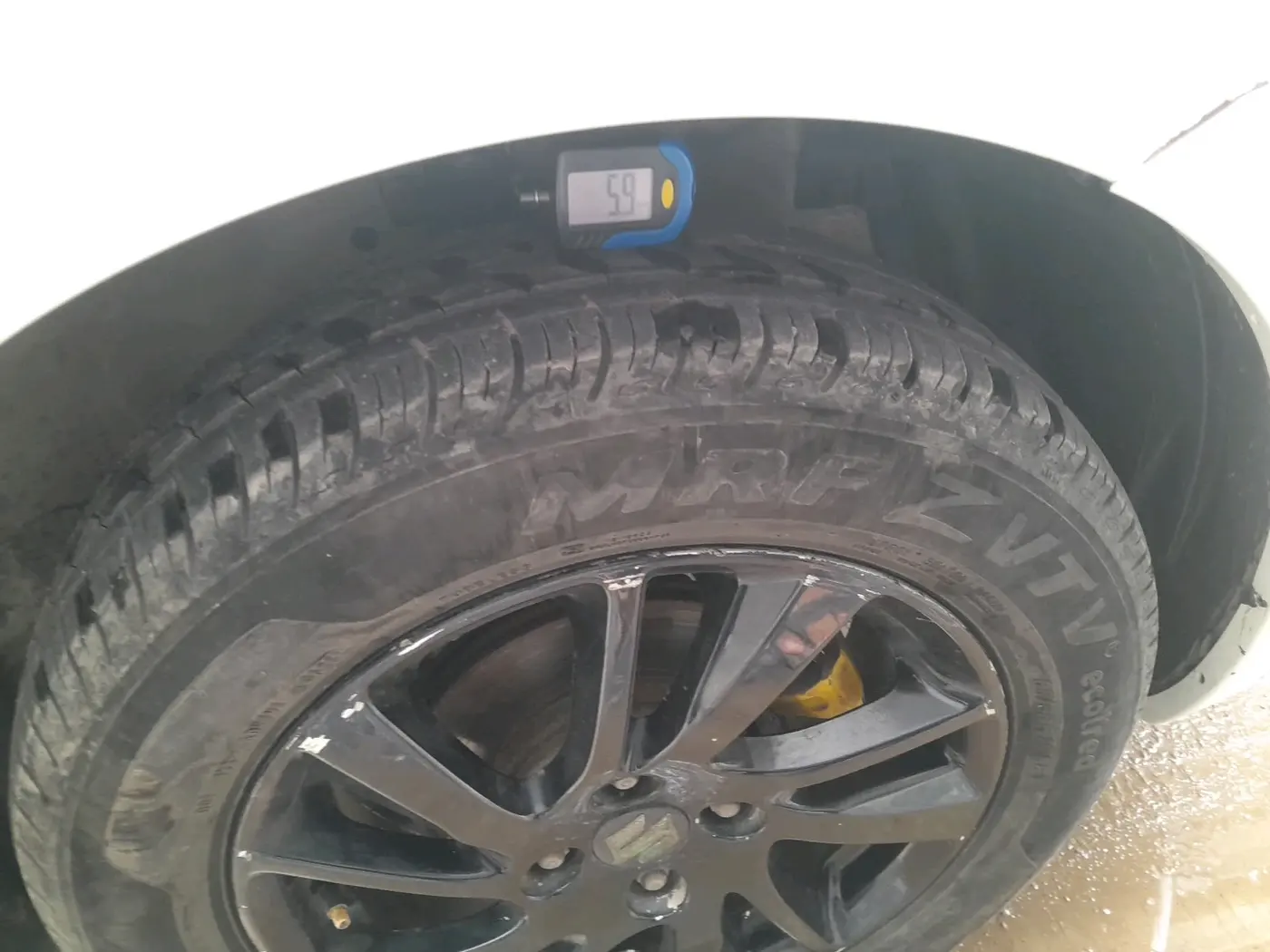 2012 Maruti Swift ZDI, Diesel, Manual, 1,01,000 km, tyre