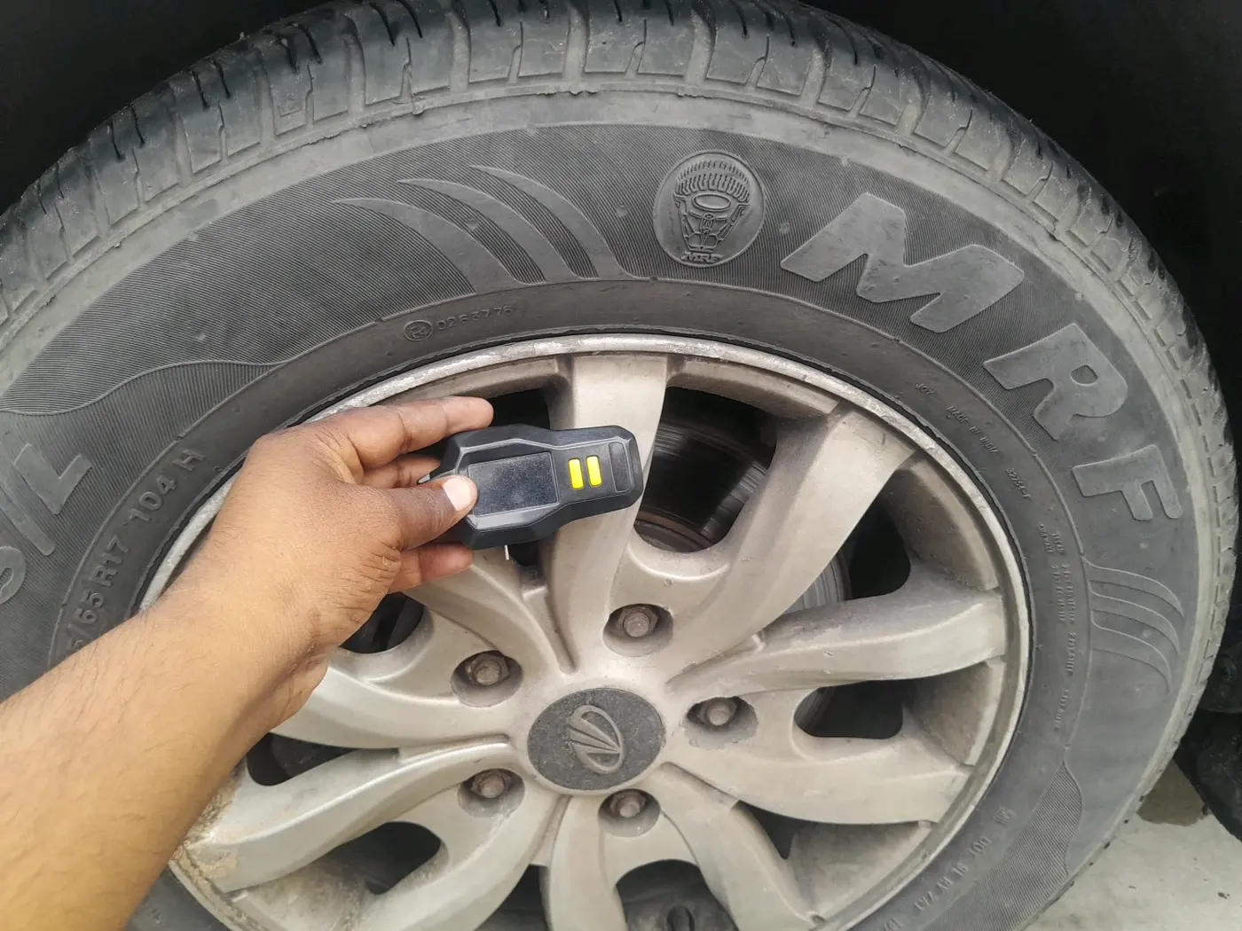 2015 Mahindra XUV500 W10, Diesel, Manual, 1,43,197 km, tyre