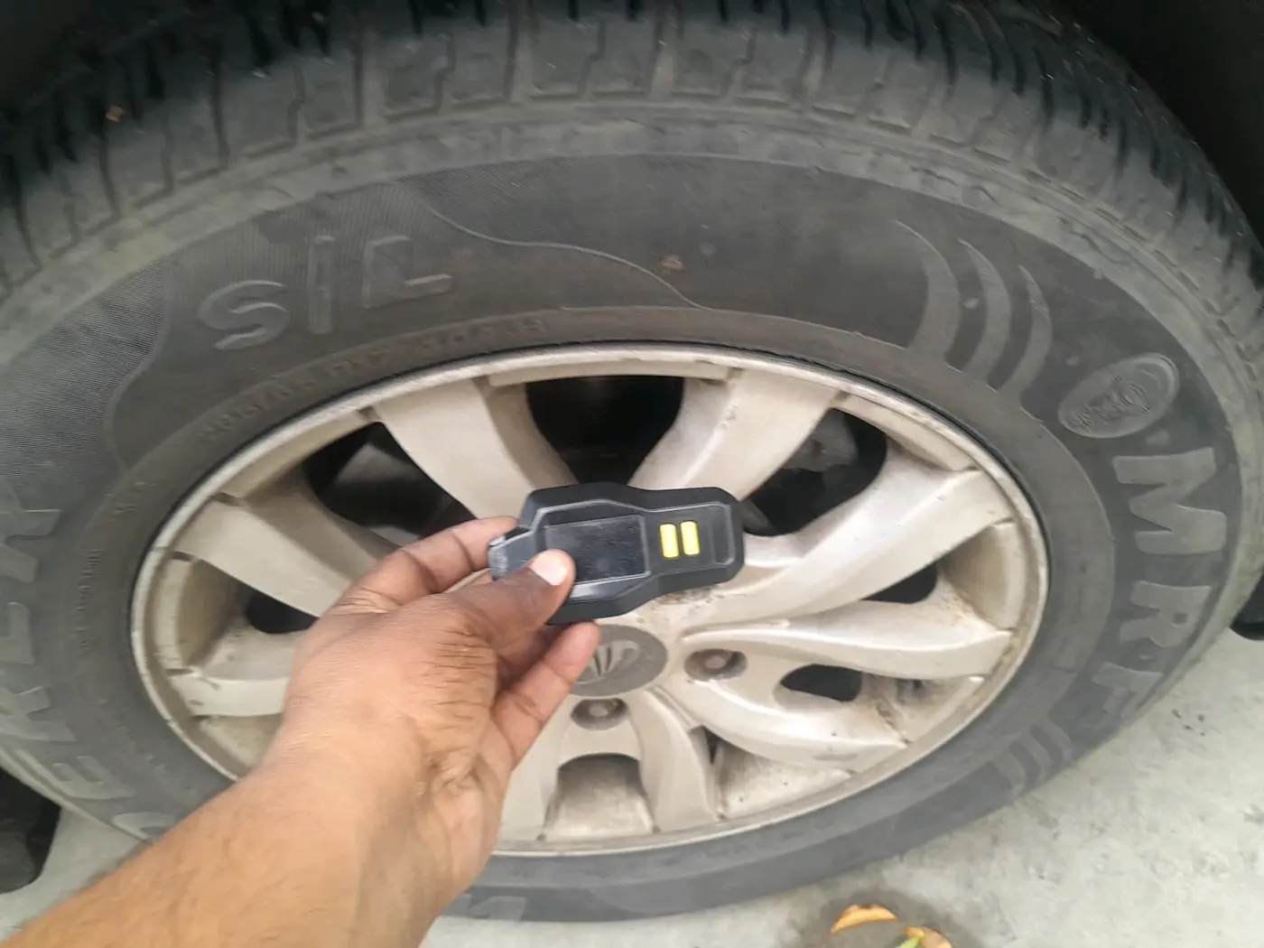 2015 Mahindra XUV500 W10, Diesel, Manual, 1,43,197 km, tyre