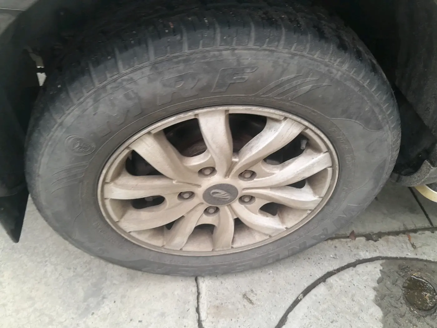 2015 Mahindra XUV500 W10, Diesel, Manual, 1,43,197 km, tyre