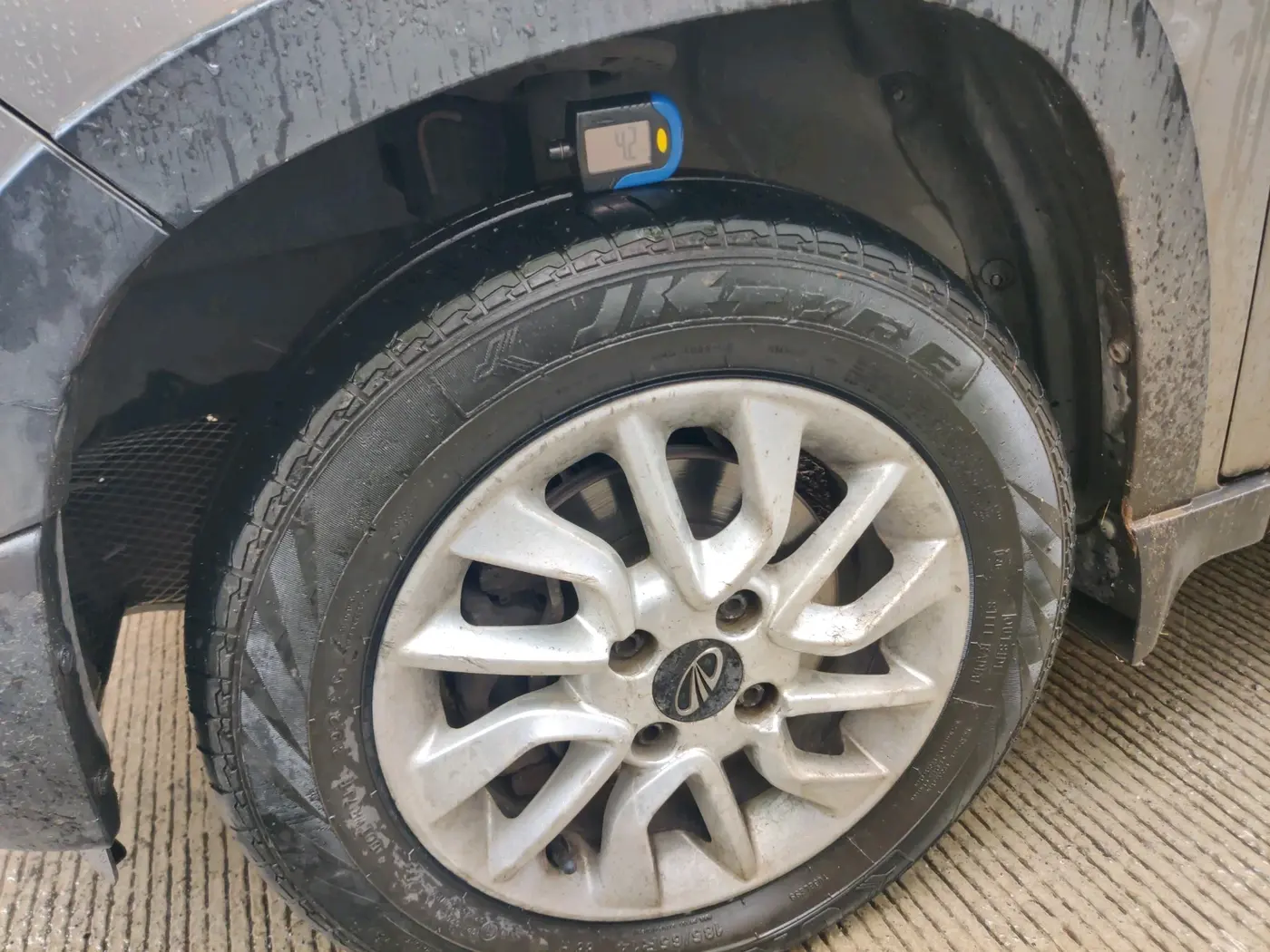 2016 Mahindra Kuv100 K8 6 STR, Petrol, Manual, 71,315 km, tyre