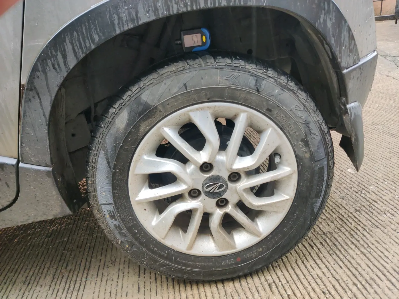 2016 Mahindra Kuv100 K8 6 STR, Petrol, Manual, 71,315 km, tyre