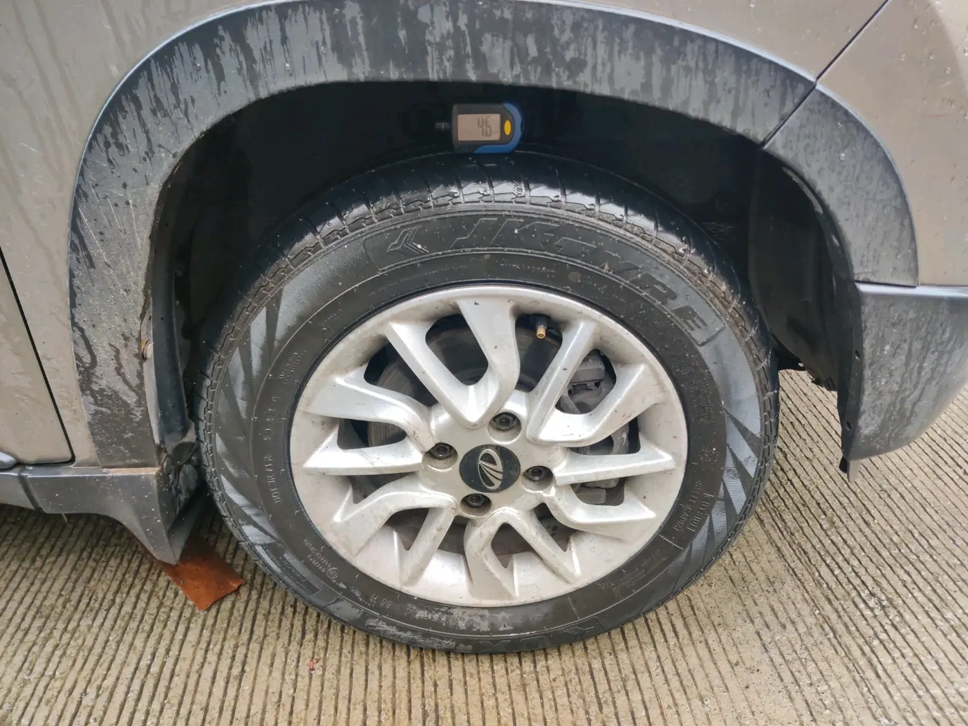 2016 Mahindra Kuv100 K8 6 STR, Petrol, Manual, 71,315 km, tyre