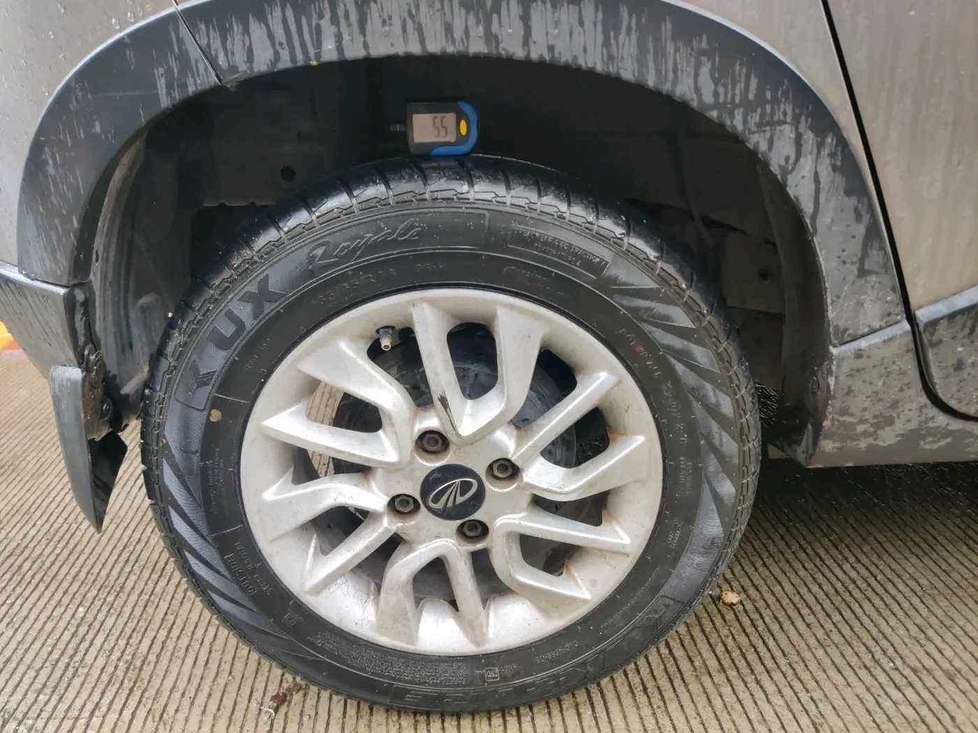 2016 Mahindra Kuv100 K8 6 STR, Petrol, Manual, 71,315 km, tyre
