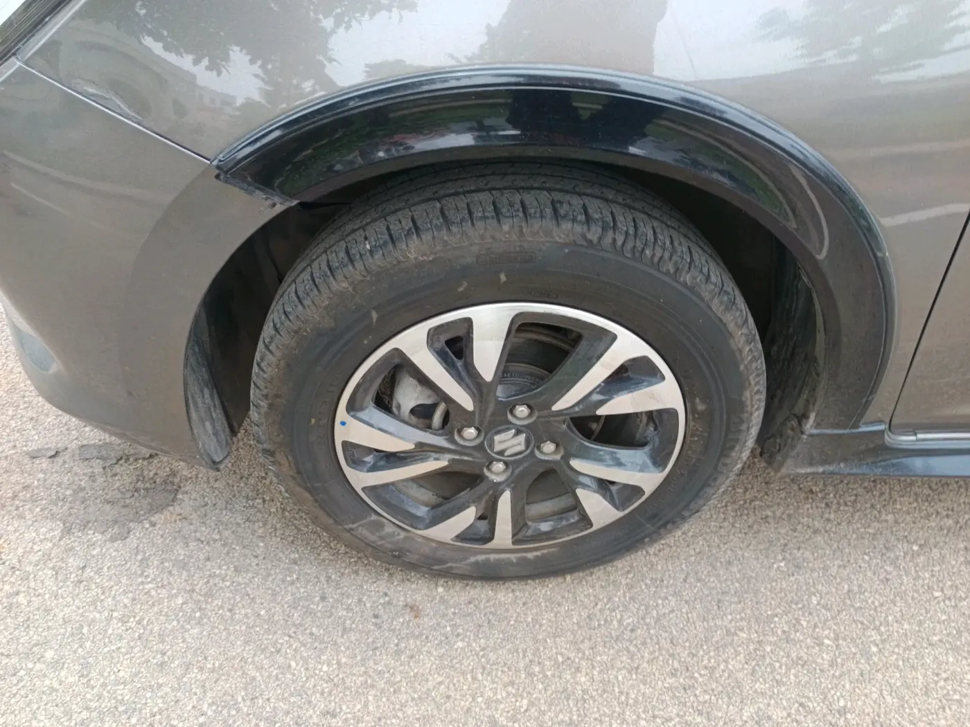 2024 Maruti Swift ZXI PLUS AMT DUAL TONE, Petrol, Automatic, 16,707 km, tyre