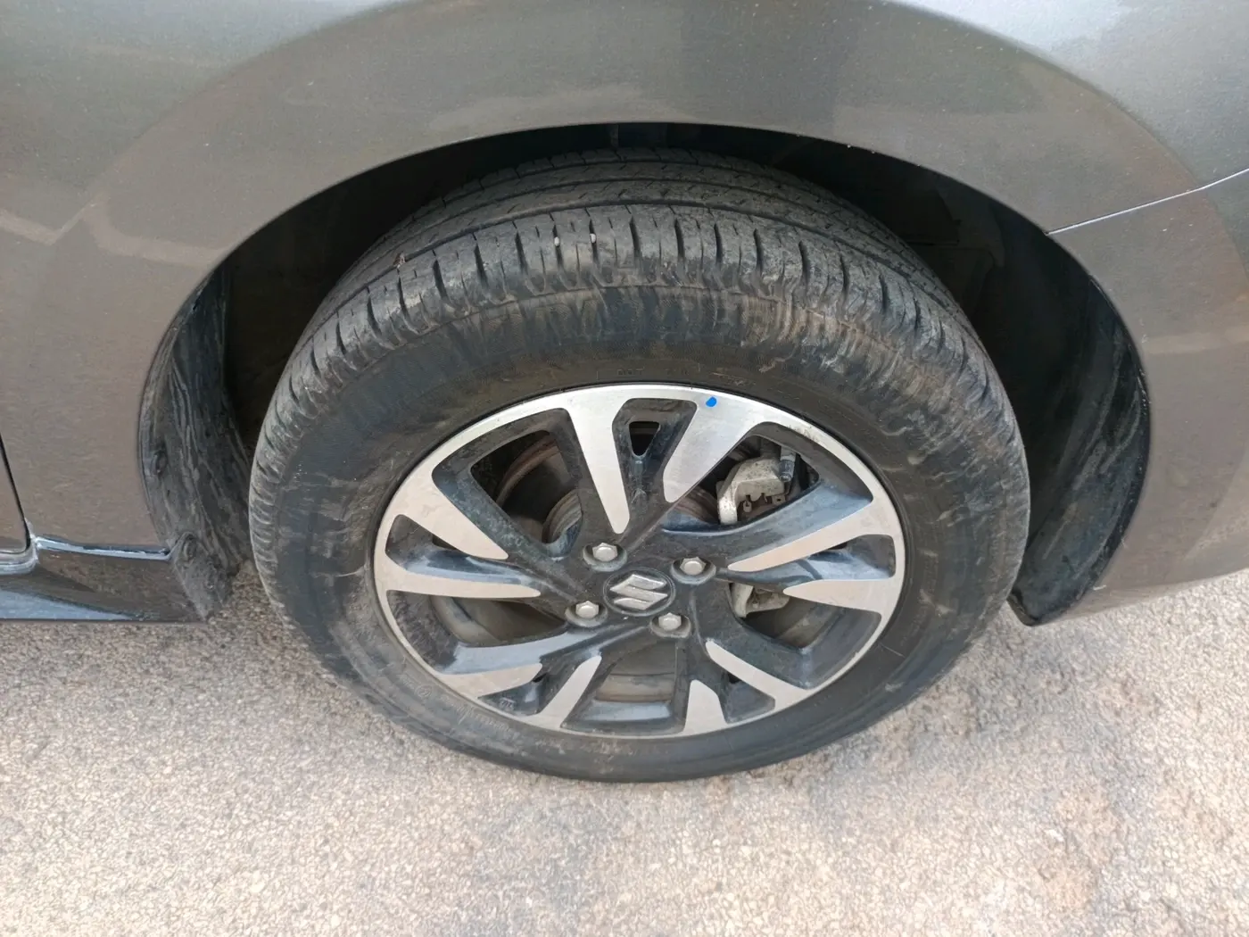 2024 Maruti Swift ZXI PLUS AMT DUAL TONE, Petrol, Automatic, 16,707 km, tyre