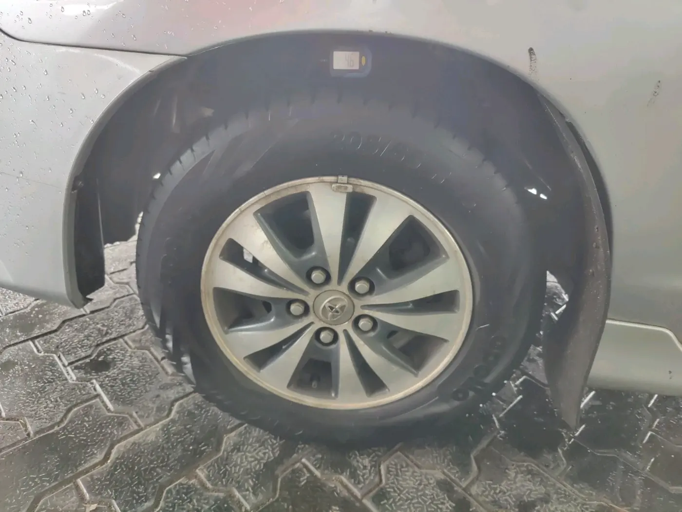 2015 Toyota Innova 2.5 VX 7 STR, Diesel, Manual, 1,50,117 km, tyre