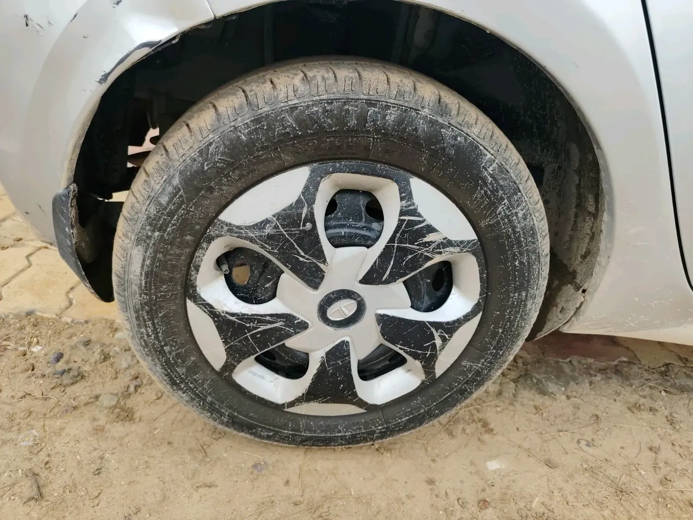 2016 Tata Tiago XT PETROL, Petrol, Manual, 1,33,717 km, tyre