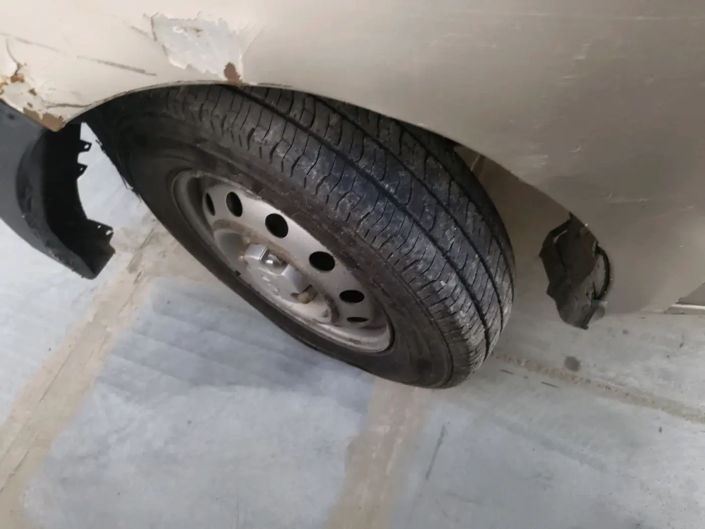 2012 Hyundai i10 ERA 1.1, Petrol, Manual, 1,33,983 km, tyre