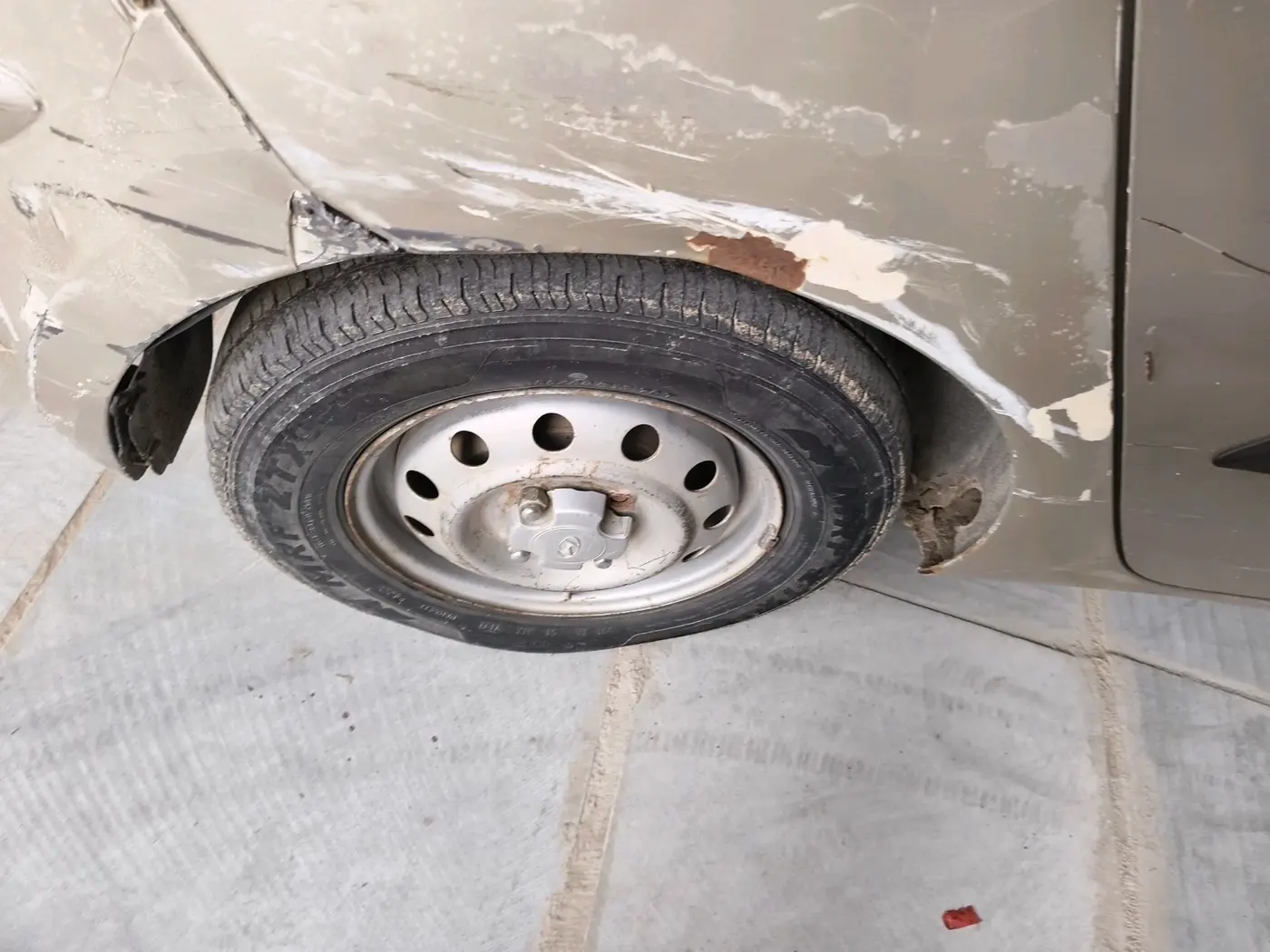 2012 Hyundai i10 ERA 1.1, Petrol, Manual, 1,33,983 km, tyre