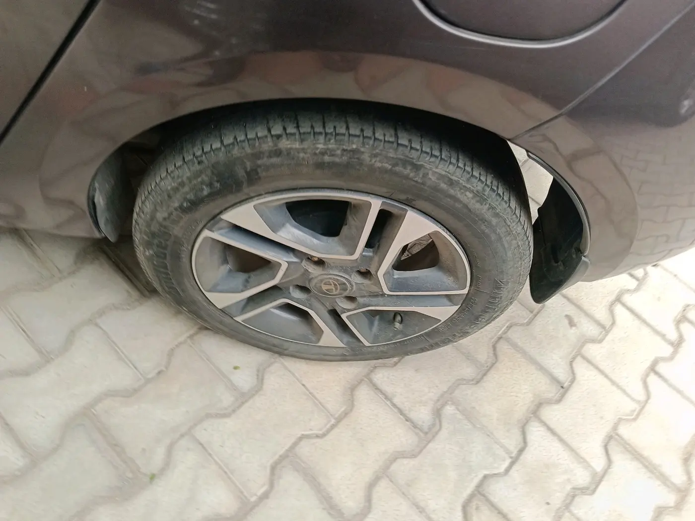 2018 Tata TIGOR XZ PETROL, Petrol, Manual, 70,962 km, tyre
