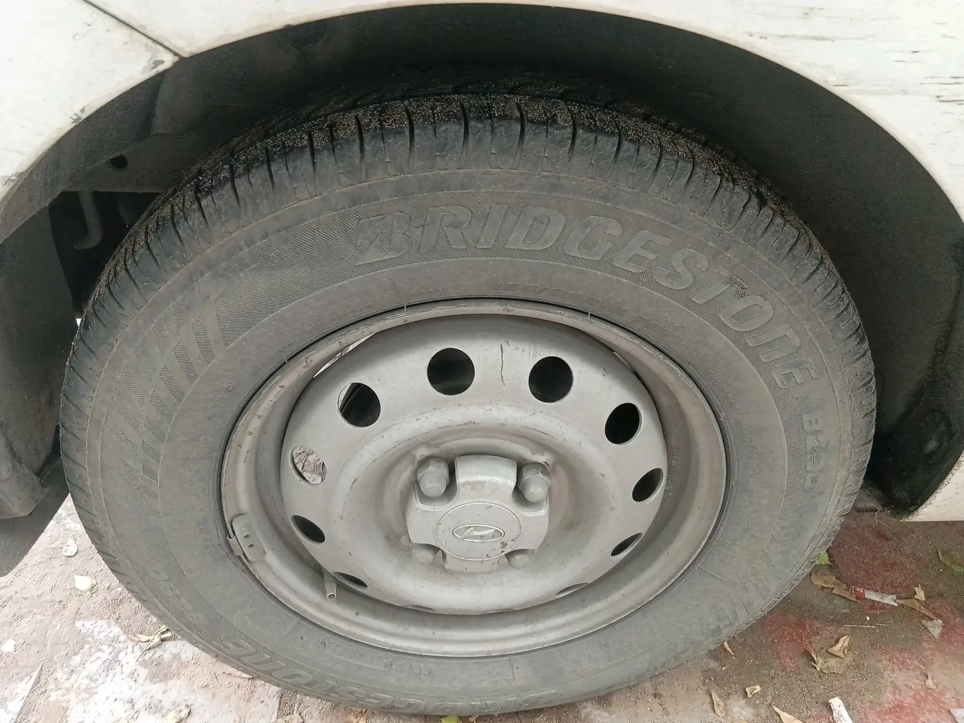 2015 Hyundai i10 MAGNA 1.1, Petrol, Manual, 1,00,195 km, tyre