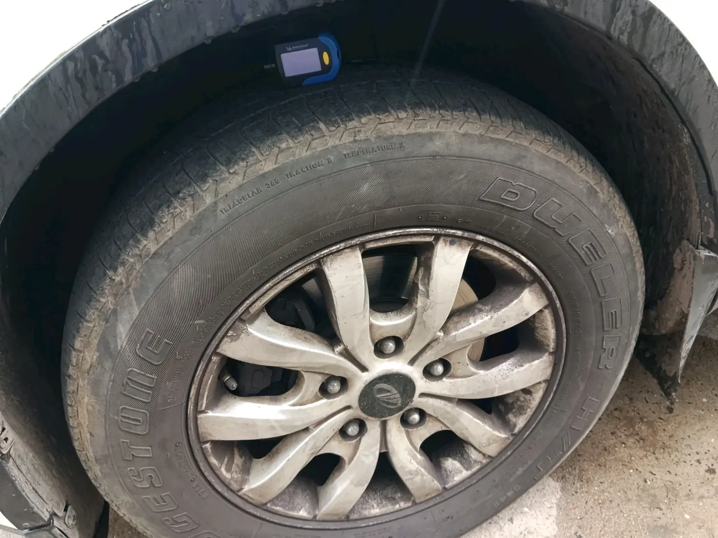 2016 Mahindra XUV500 W10 AT, Diesel, Automatic, 1,94,260 km, tyre