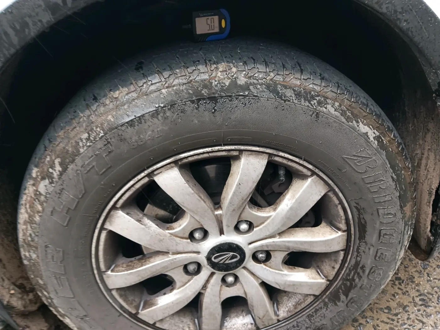 2016 Mahindra XUV500 W10 AT, Diesel, Automatic, 1,94,260 km, tyre