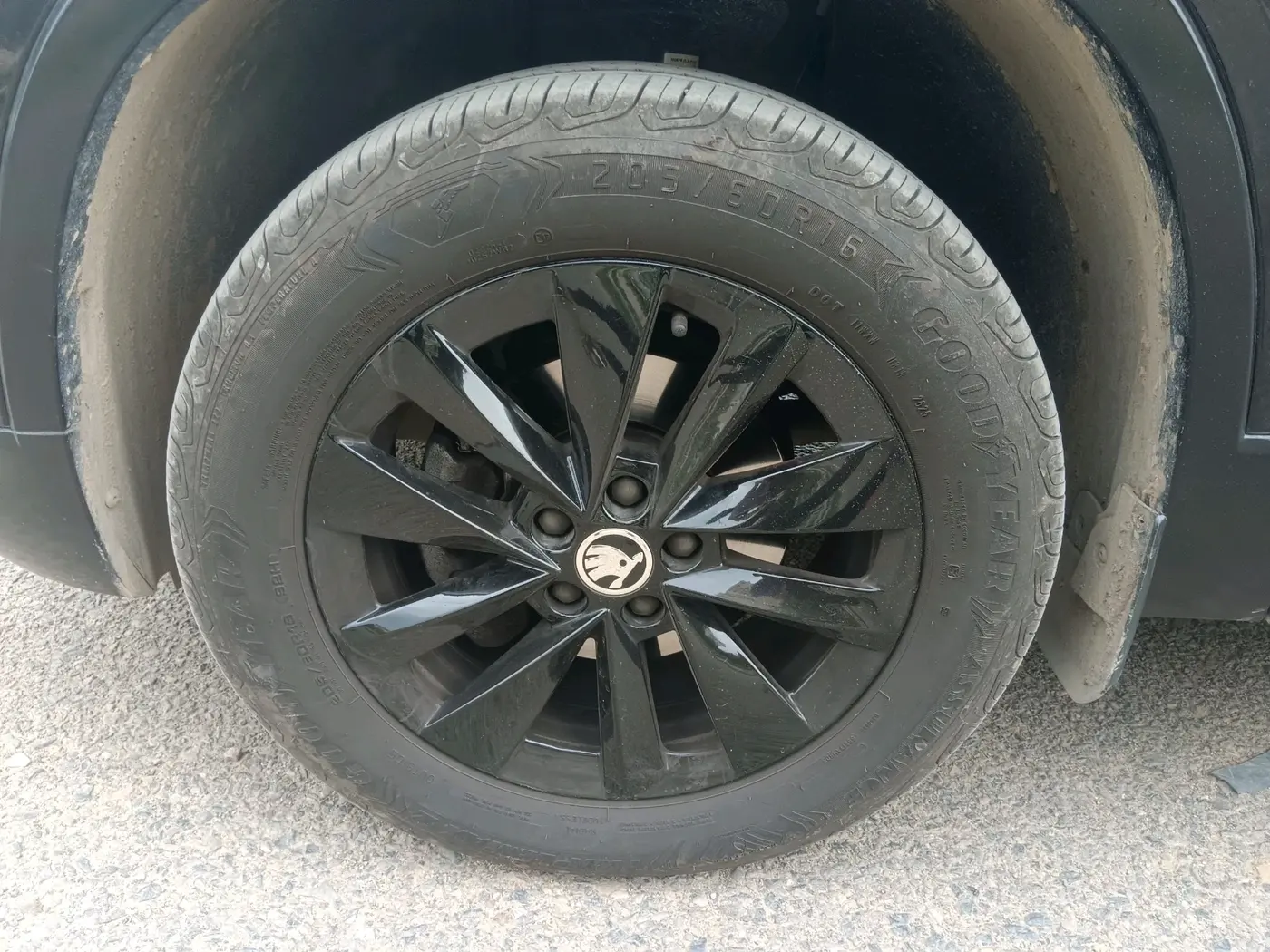 2025 Skoda Kylaq Signature Plus AT, Petrol, Automatic, 15,543 km, tyre