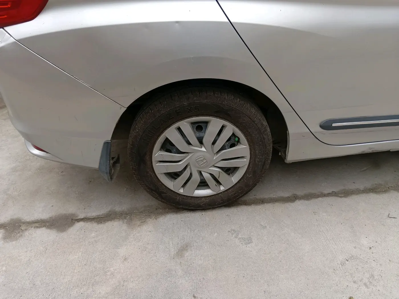 2014 Honda City 1.5L I-VTEC E MT, Petrol, Manual, 1,02,476 km, tyre
