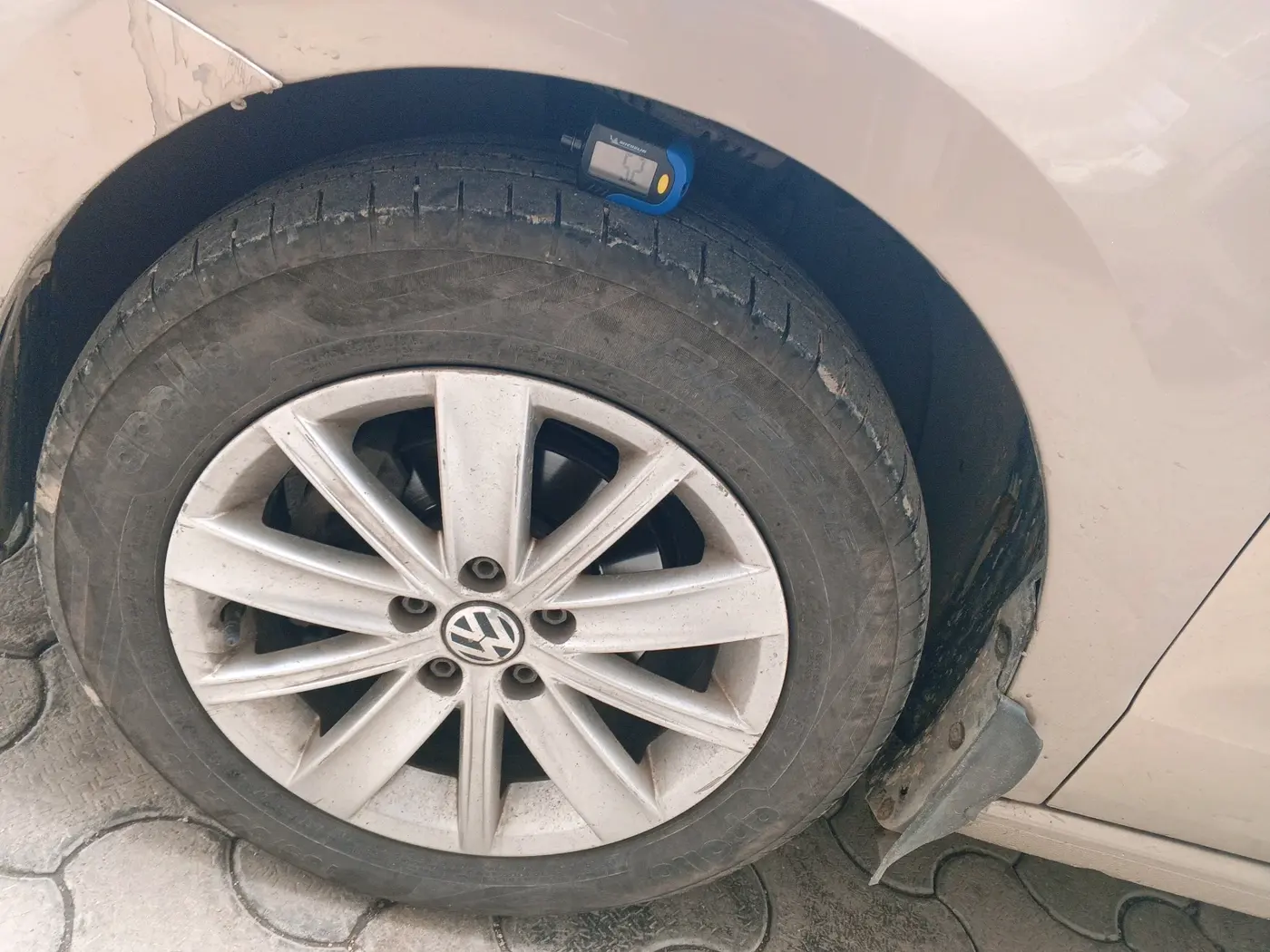 2016 Volkswagen Vento HIGHLINE 1.6 MPI, CNG, Manual, 1,24,187 km, tyre