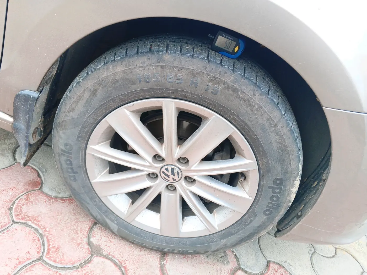 2016 Volkswagen Vento HIGHLINE 1.6 MPI, CNG, Manual, 1,24,187 km, tyre