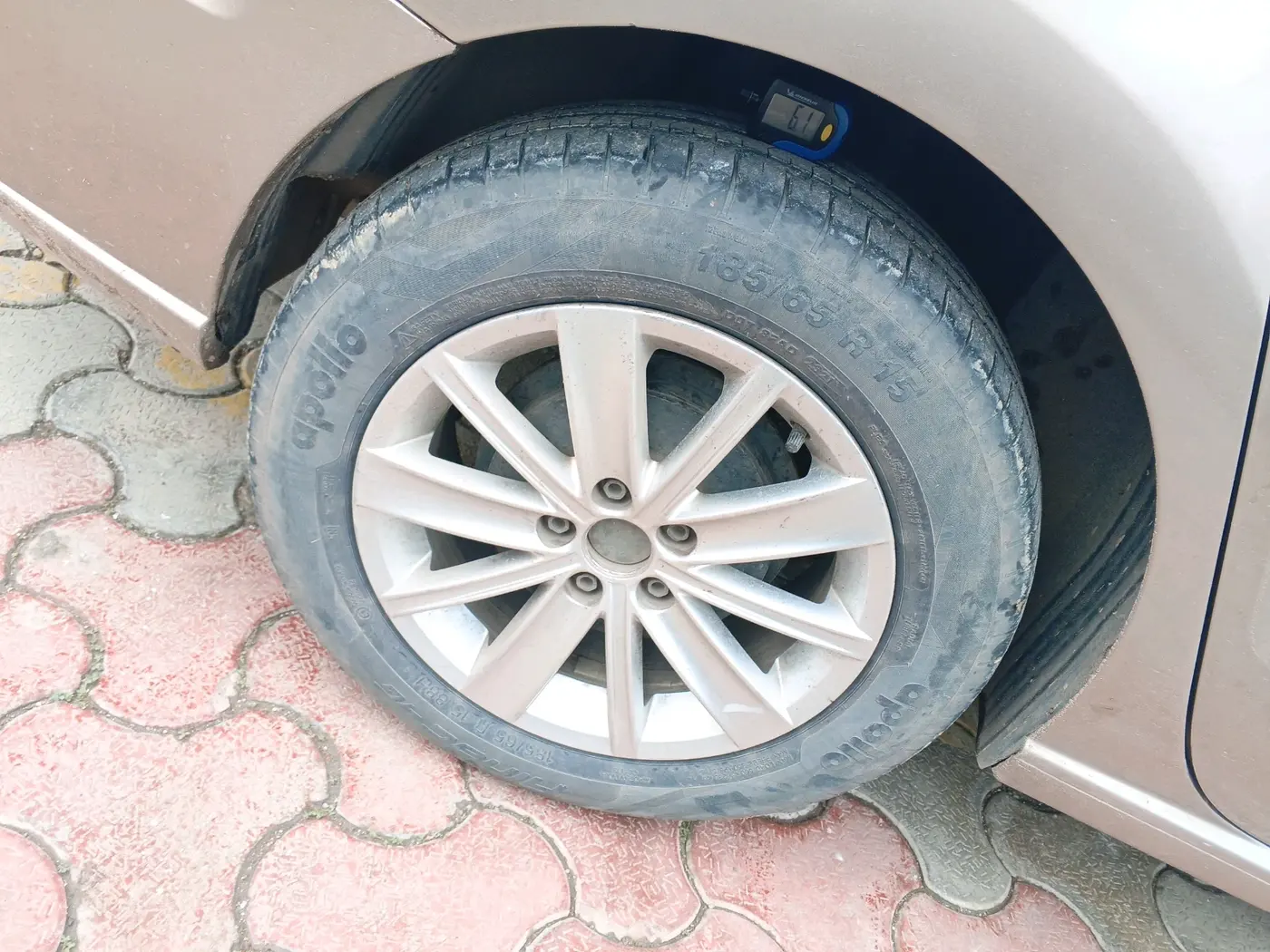 2016 Volkswagen Vento HIGHLINE 1.6 MPI, CNG, Manual, 1,24,187 km, tyre