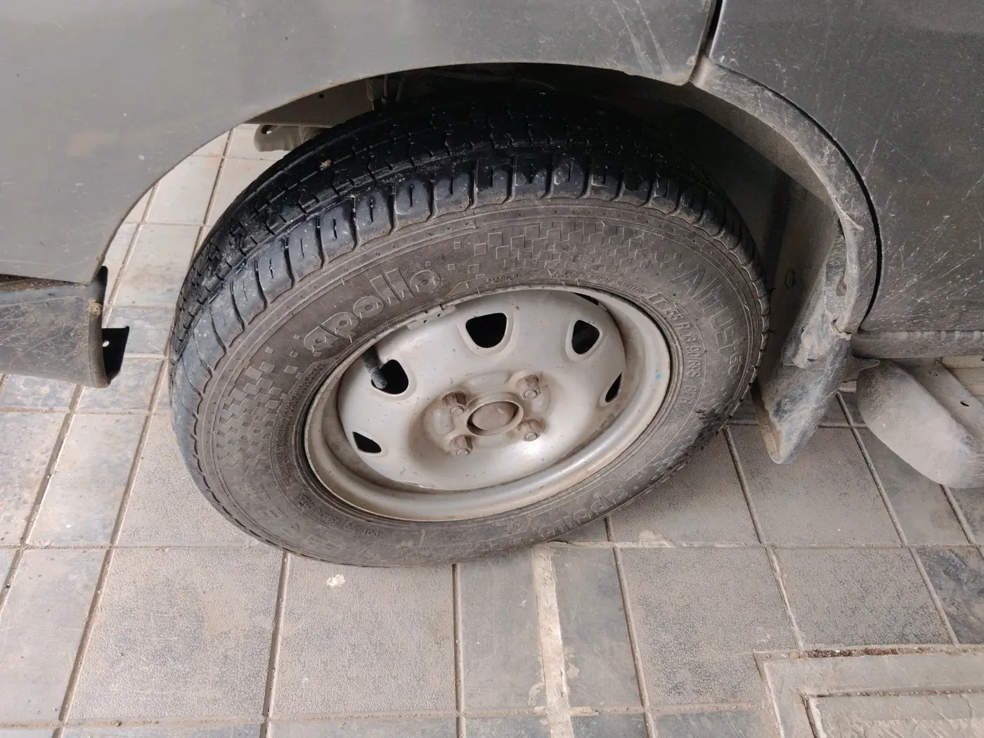 2013 Maruti Eeco 7 STR, CNG, Manual, 3,31,077 km, tyre