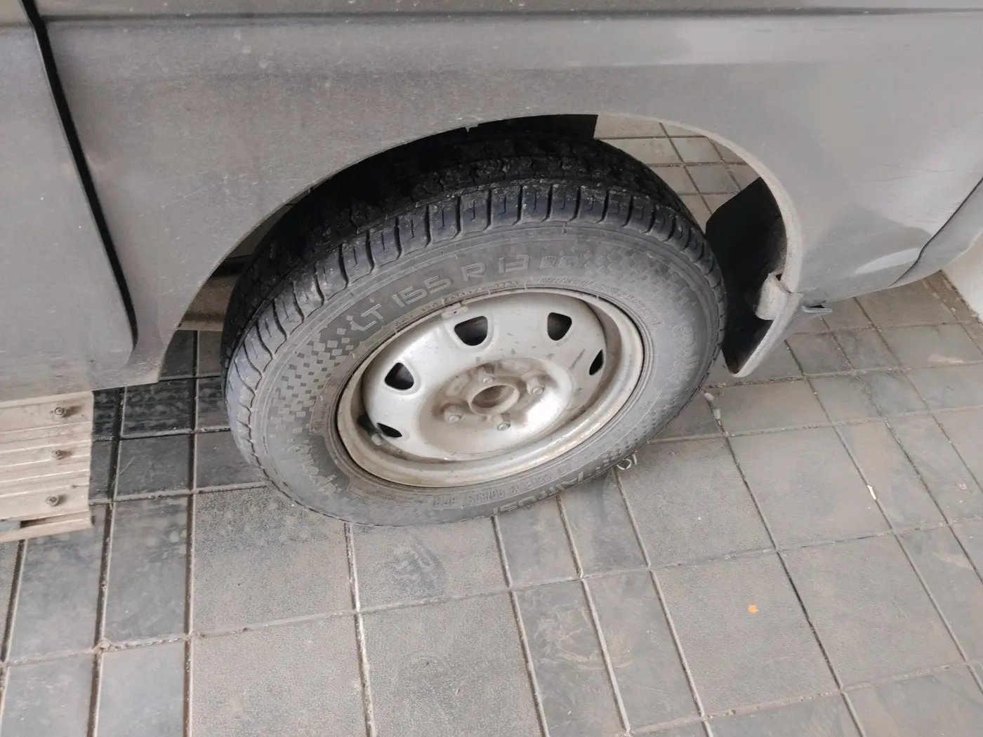 2013 Maruti Eeco 7 STR, CNG, Manual, 3,31,077 km, tyre