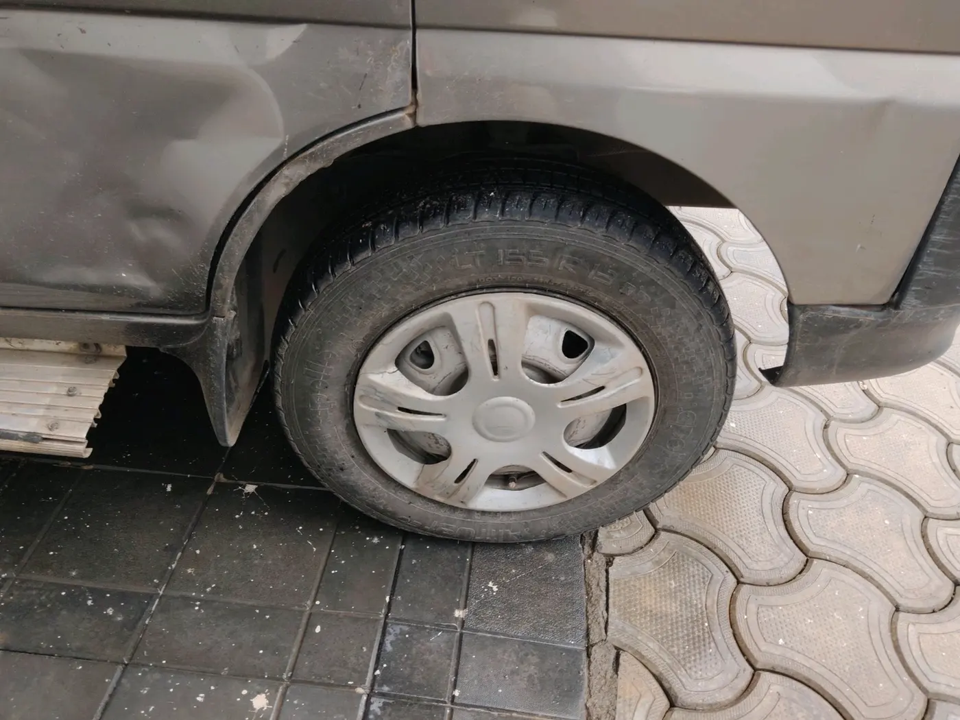 2013 Maruti Eeco 7 STR, CNG, Manual, 3,31,077 km, tyre