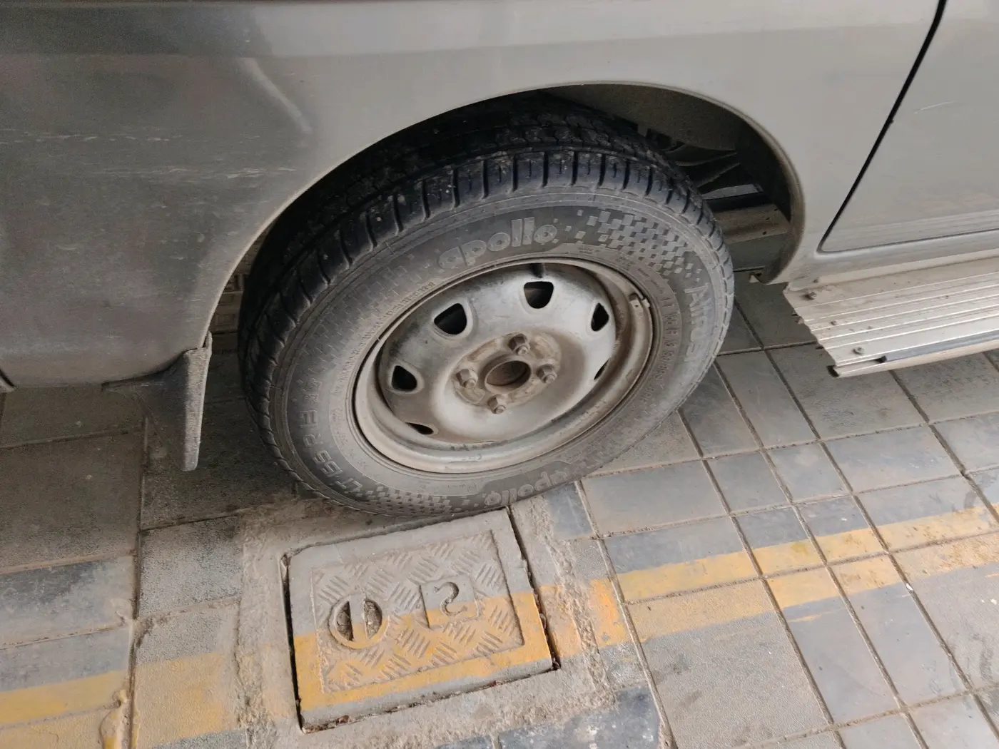 2013 Maruti Eeco 7 STR, CNG, Manual, 3,31,077 km, tyre