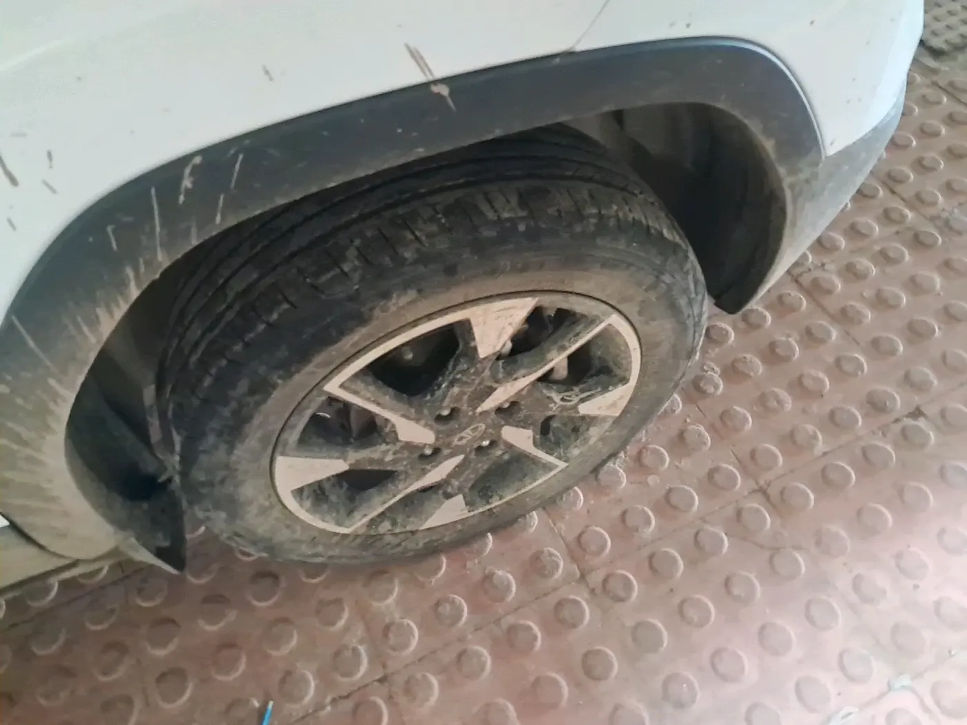 2024 Tata PUNCH ACCOMPLISHED DAZZLE SUNROOF CNG MT, CNG, Manual, 11,482 km, tyre