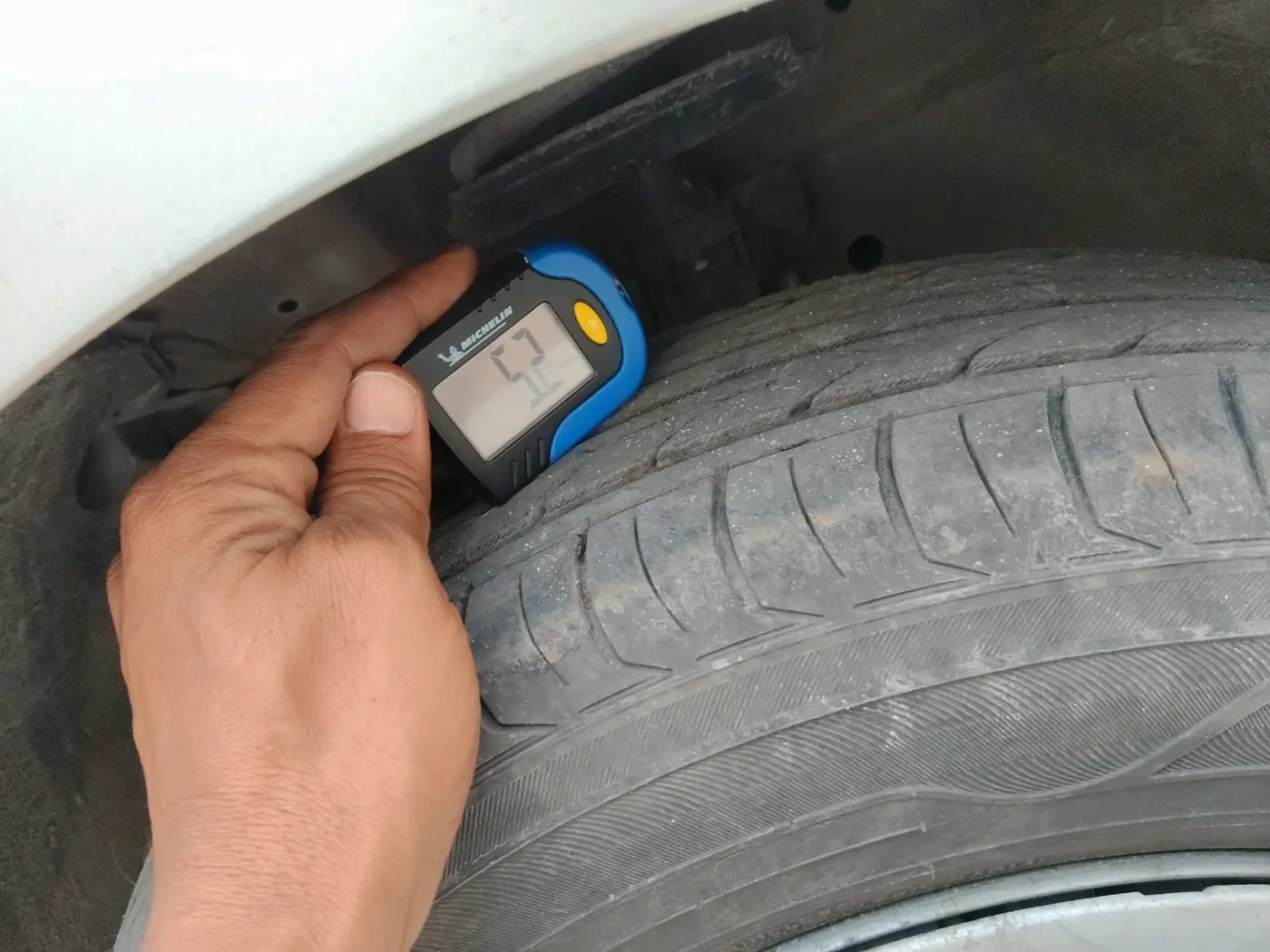 2016 Maruti Swift LXI, CNG, Manual, 90,480 km, tyre
