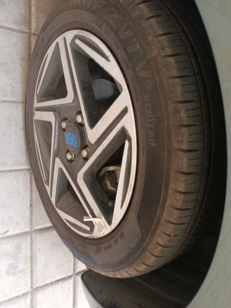 2024 Hyundai GRAND I10 NIOS ASTA AMT 1.2 KAPPA VTVT, Petrol, Automatic, 9,585 km, tyre