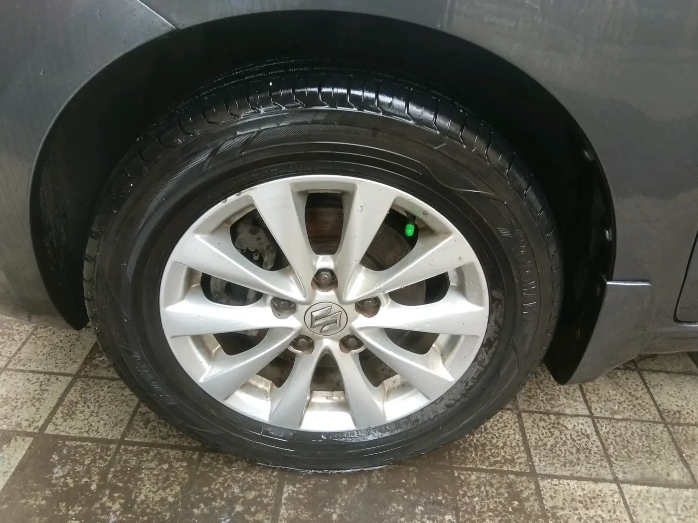 2015 Maruti Ertiga ZXI, Petrol, Manual, 1,11,000 km, tyre