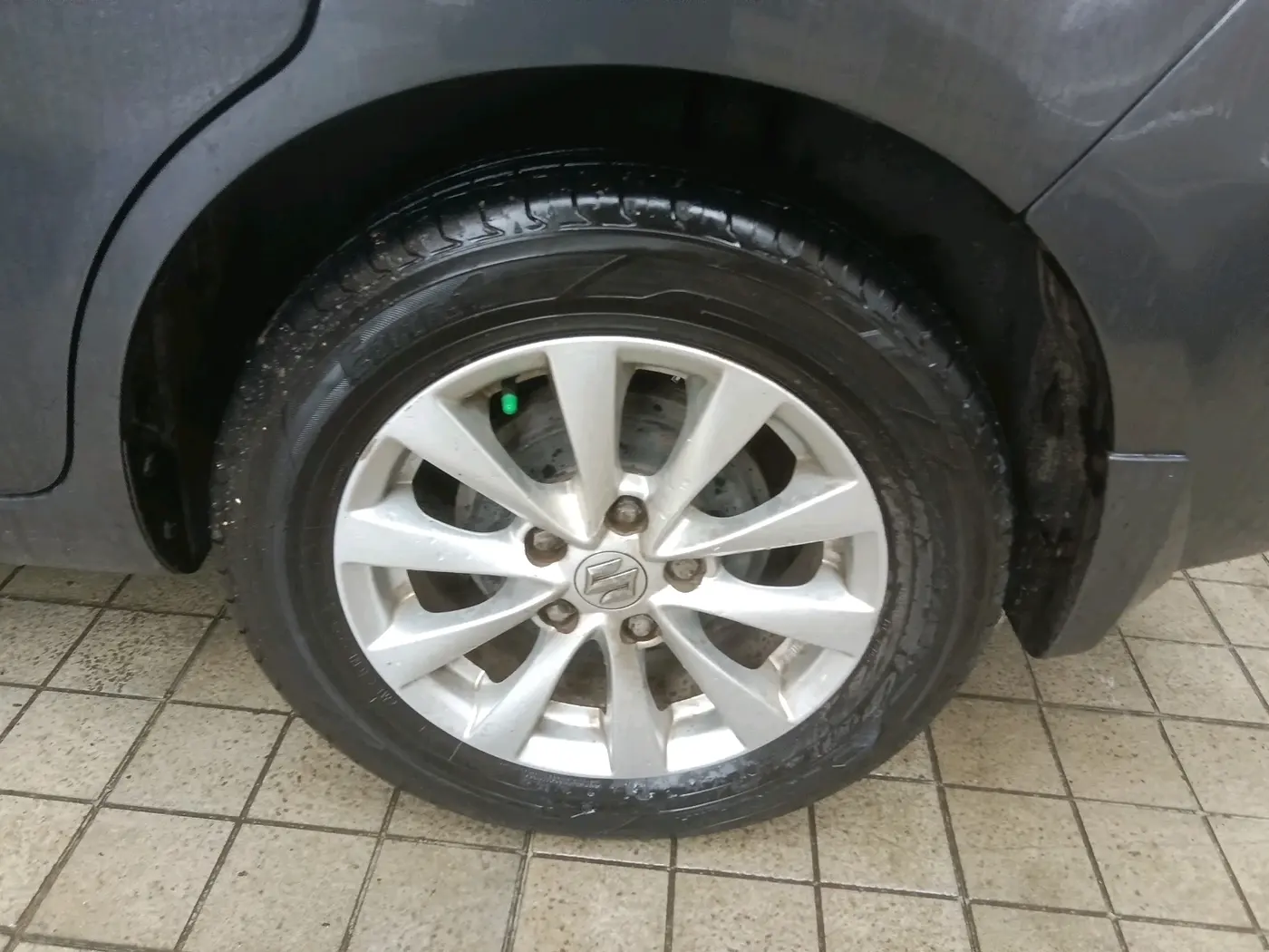 2015 Maruti Ertiga ZXI, Petrol, Manual, 1,11,000 km, tyre