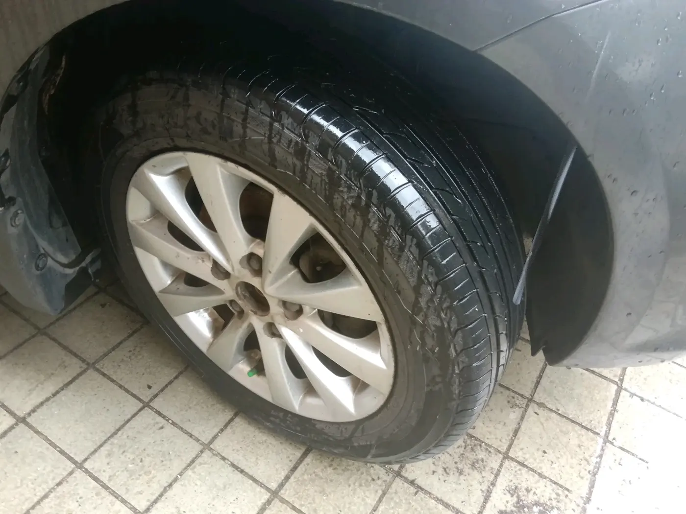 2015 Maruti Ertiga ZXI, Petrol, Manual, 1,11,000 km, tyre