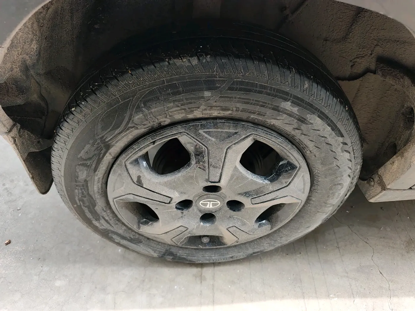 2024 Tata PUNCH ACCOMPLISHED MT CNG, CNG, Manual, 28,892 km, tyre